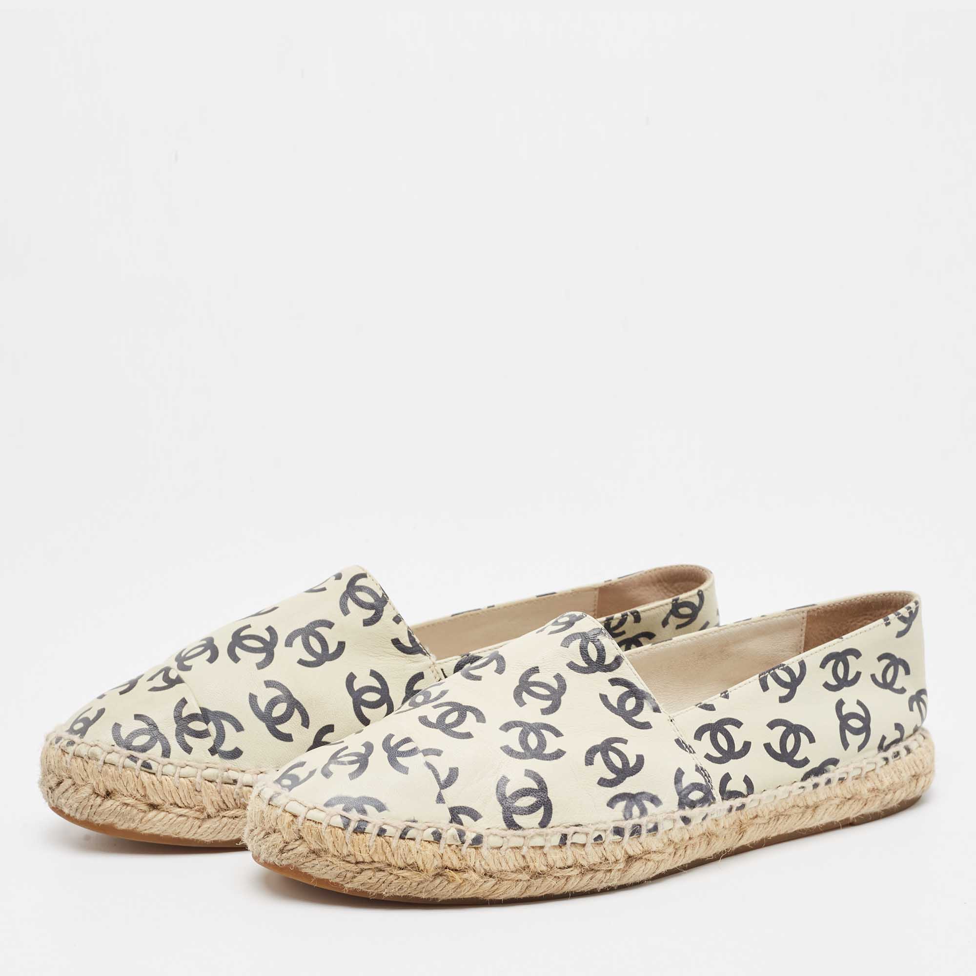 

Chanel Cream/Black Leather CC Printed Espadrilles Size