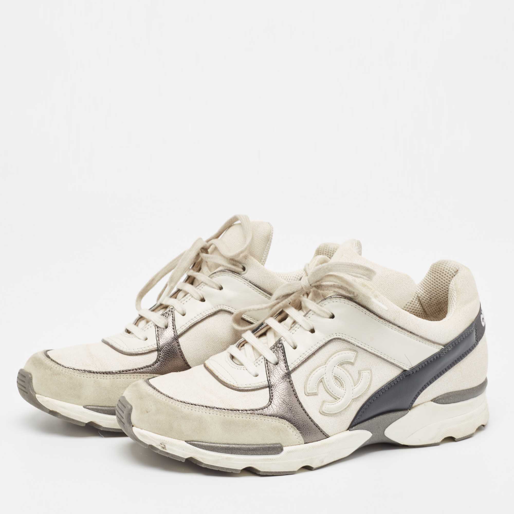 

Chanel White/Grey Fabric and Suede CC Low Top Sneakers Size