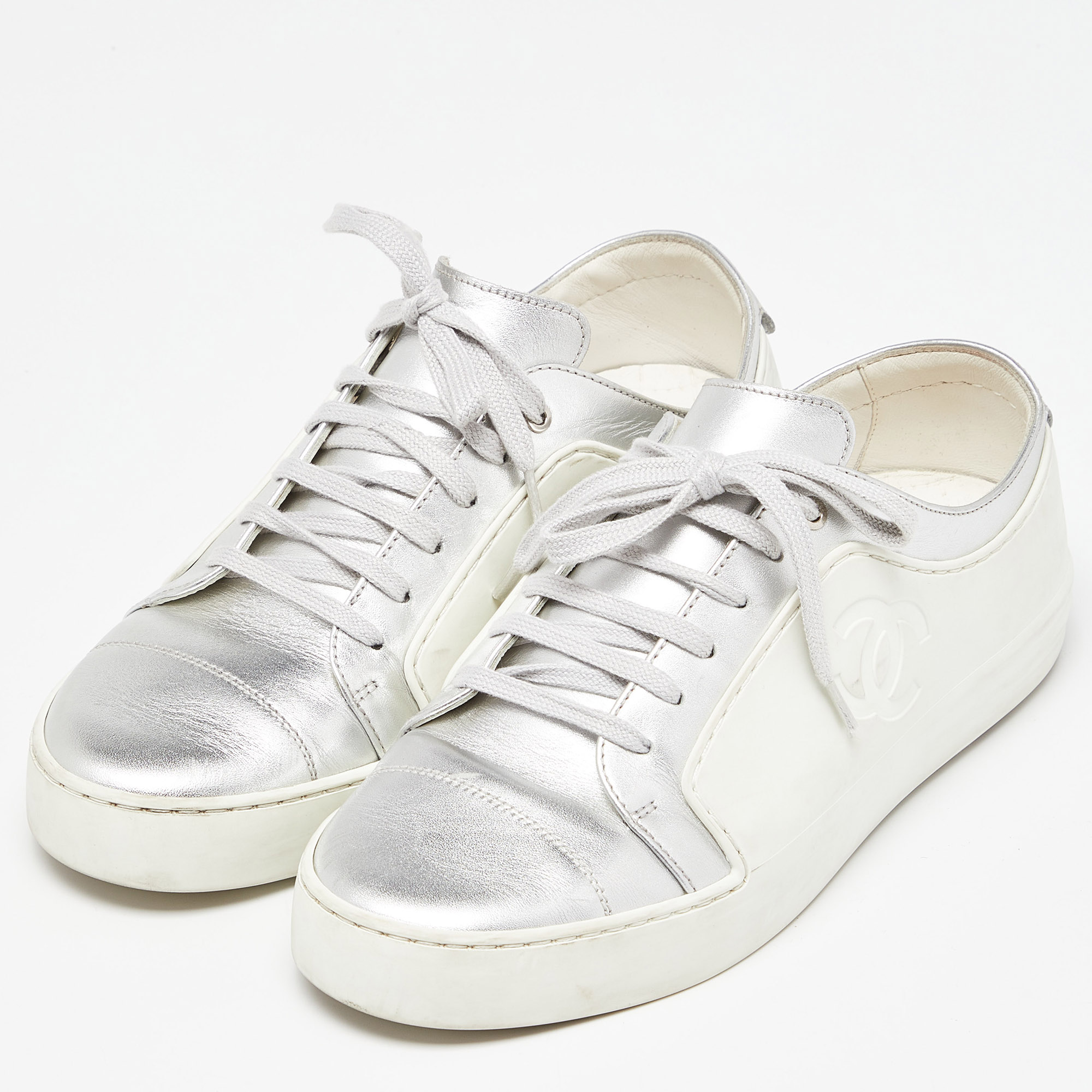 

Chanel White/Silver Rubber and Leather CC Low Top Sneakers Size