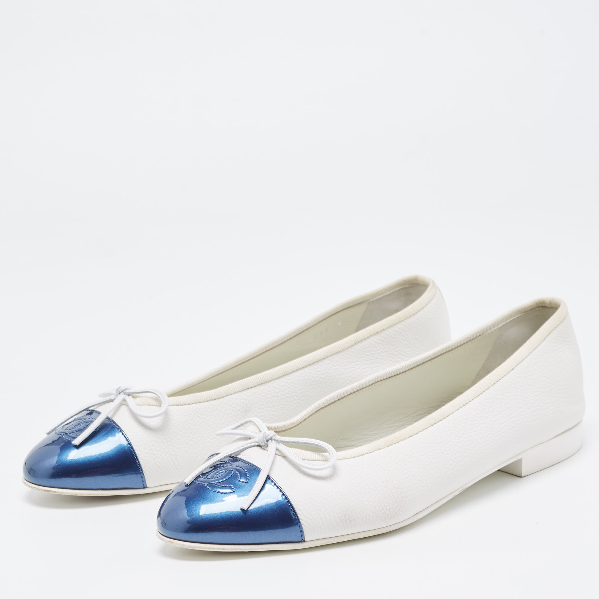 

Chanel White/Blue Leather and Patent CC Cap Toe Bow Ballet Flats Size