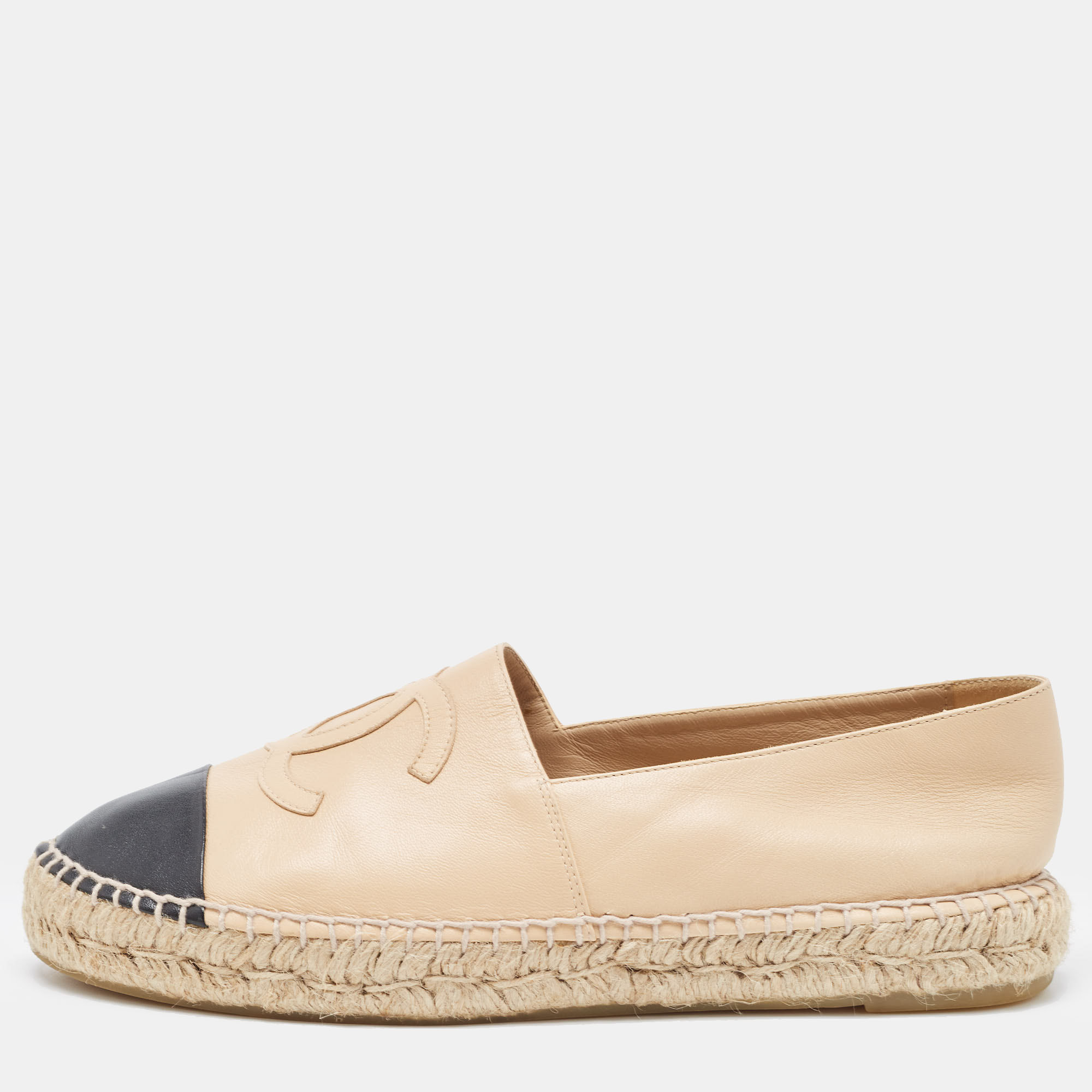 مملوكة مسبقًا Chanel Beige/Black Leather  CC Cap Toe Espadrille Flats Size 42