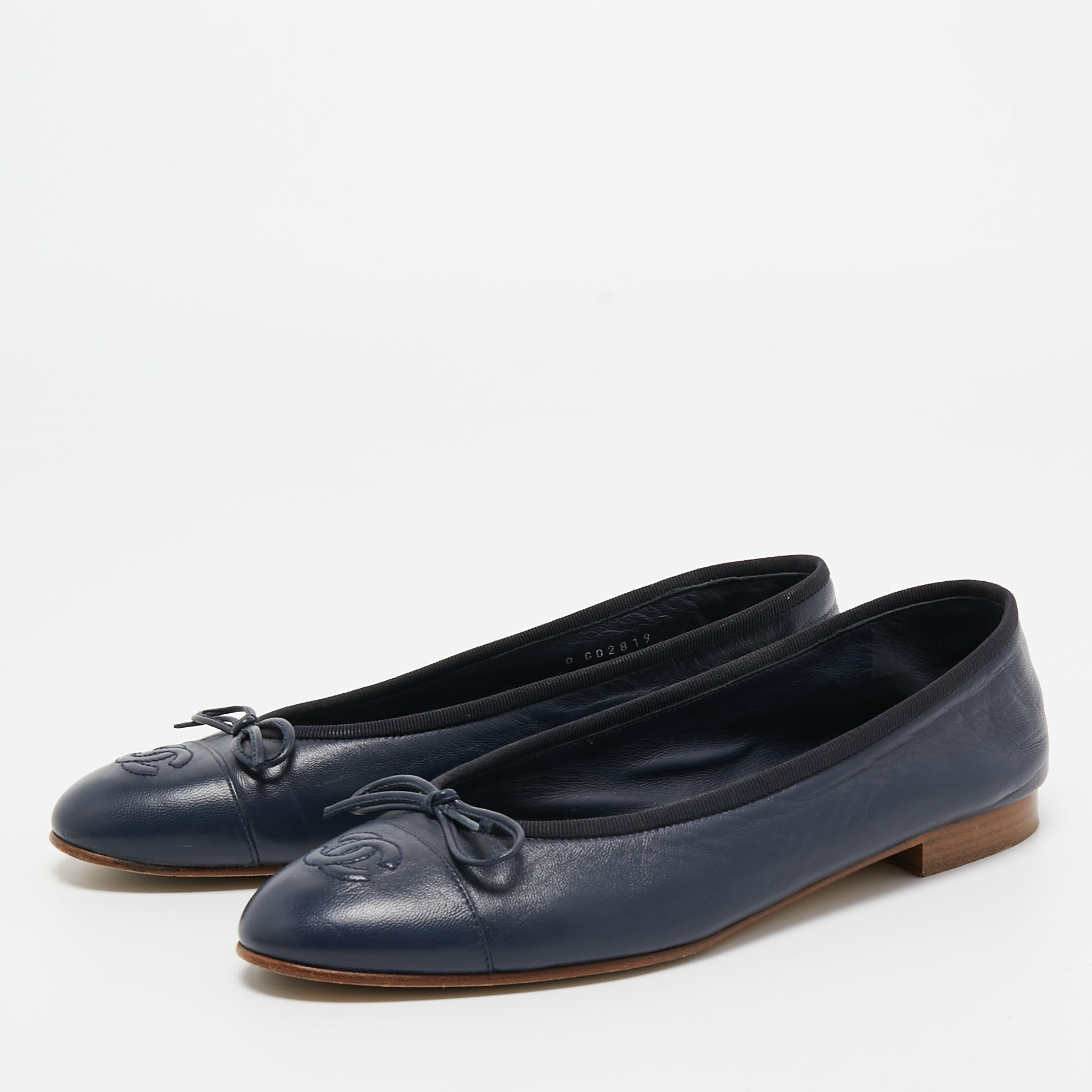 

Chanel Navy Blue Leather CC Cap Toe Ballet Flats Size