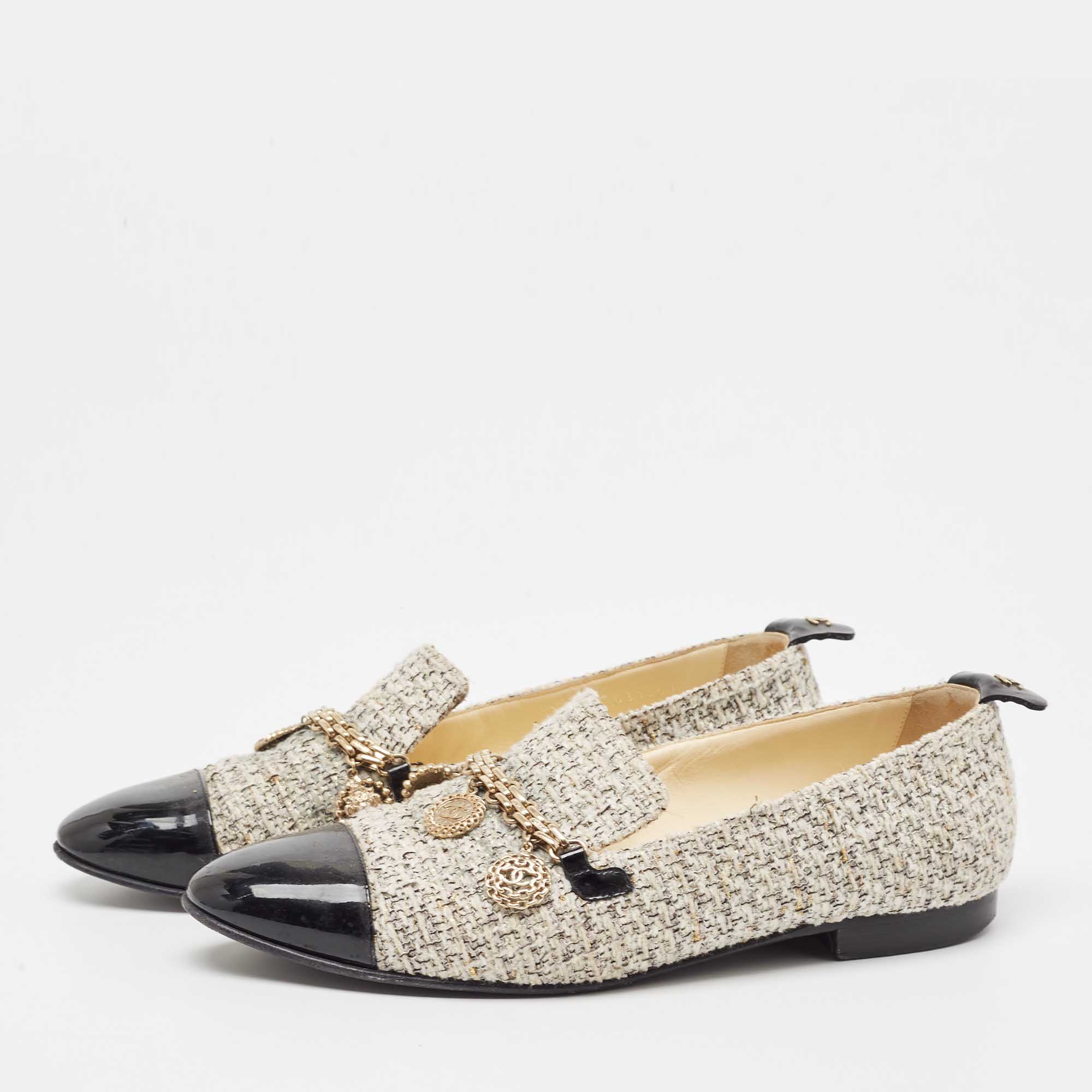 

Chanel Beige/Black Tweed and Patent Chain-Link Loafers Size, Grey