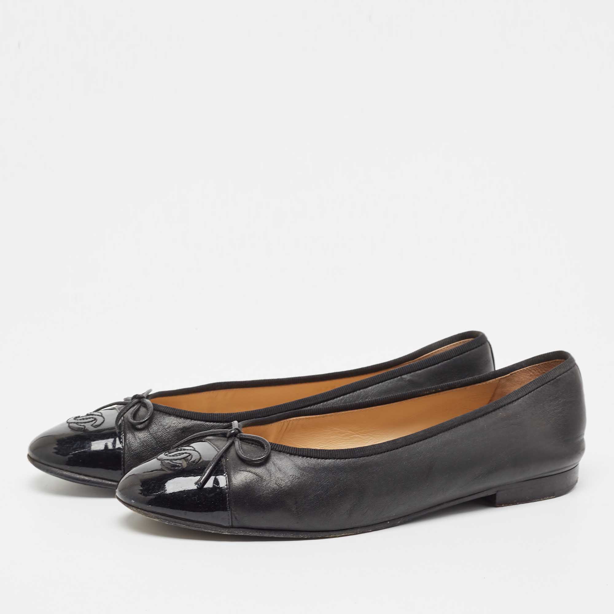 

Chanel Black Patent and Leather CC Cap Toe Bow Ballet Flats Size