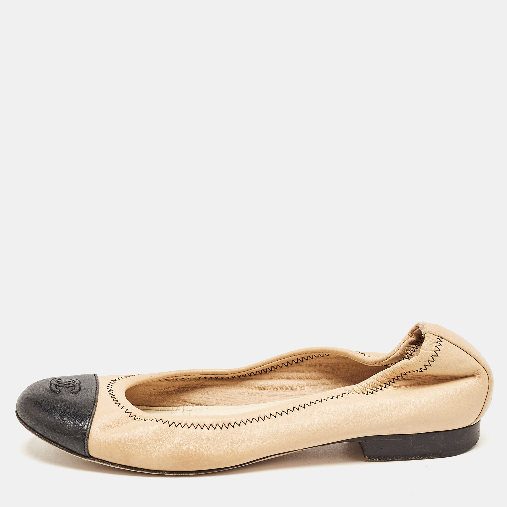 Pre-owned Chanel Beige/black Leather Cc Ballet Flats Size 36.5