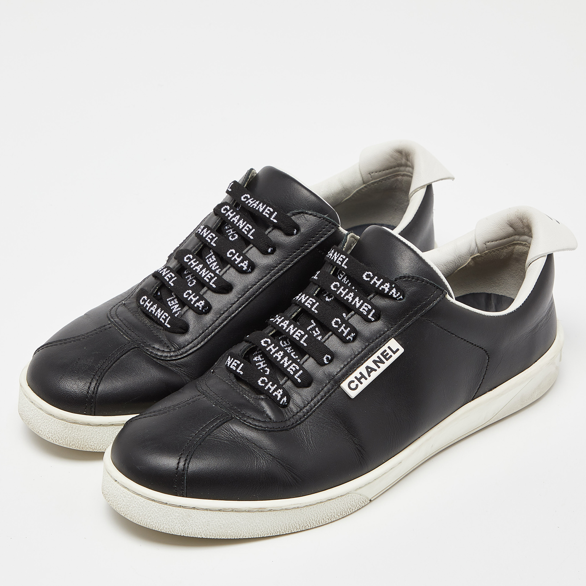 

Chanel Black/White Leather CC Low Top Sneakers Size