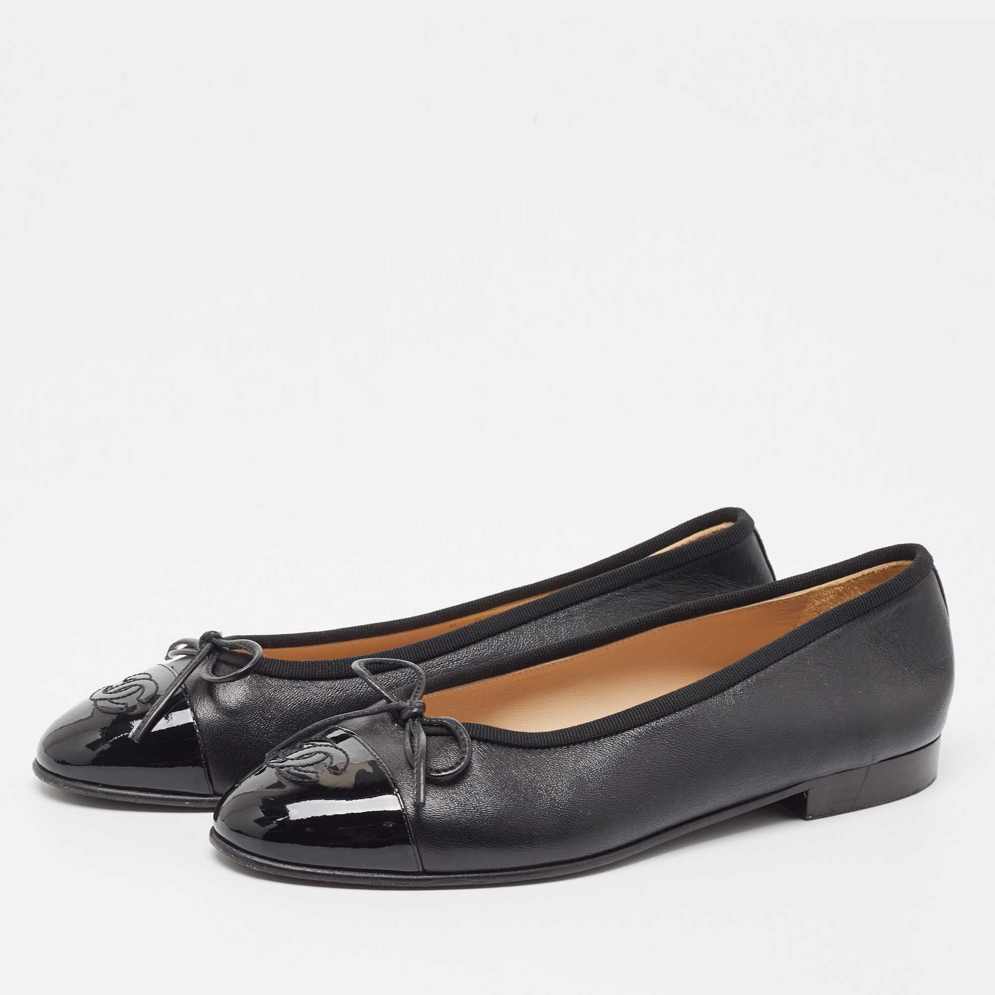 

Chanel Black Leather and Patent Cap Toe CC Bow Ballet Flats Size
