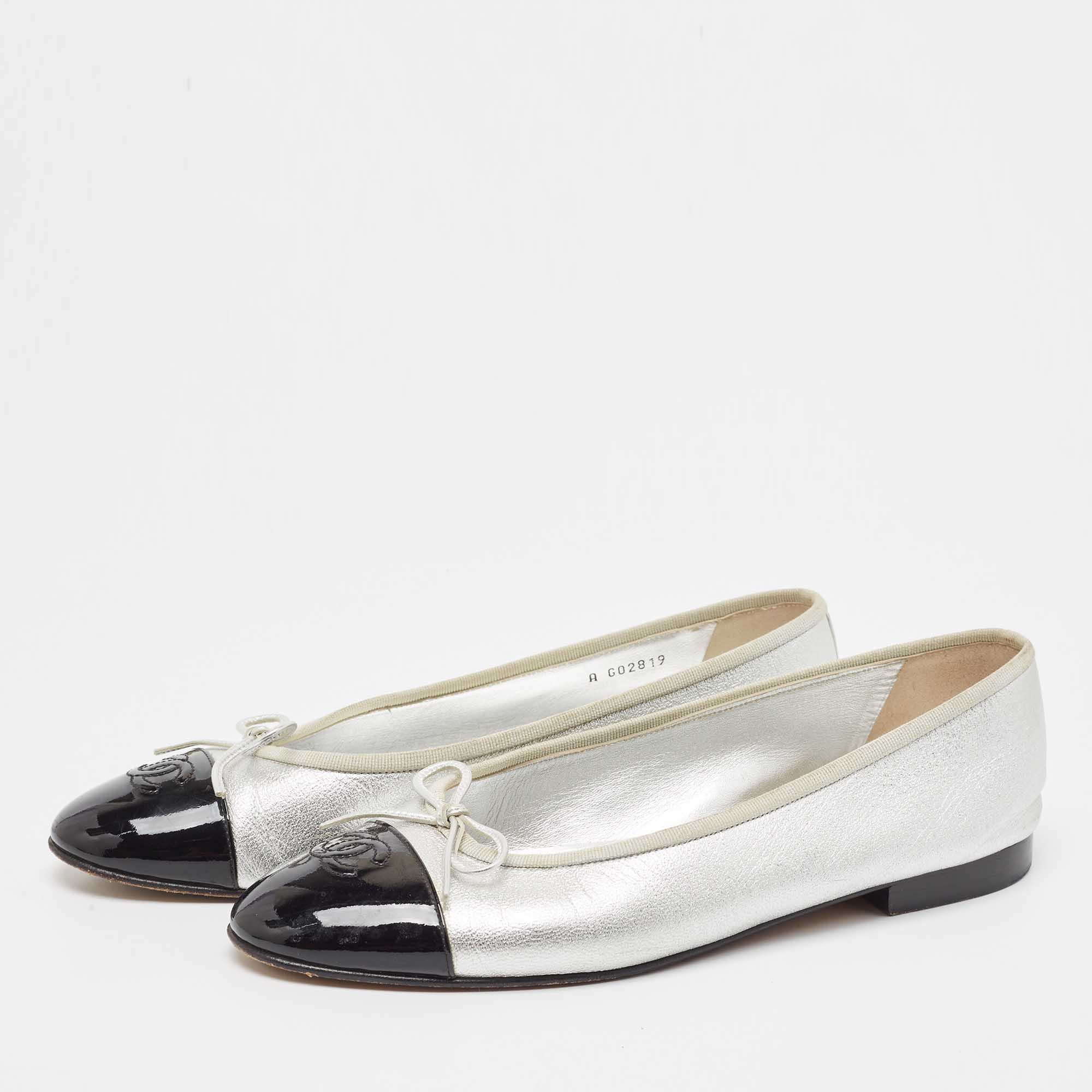 

Chanel Silver/Black Leather CC Cap Toe Ballet Flats Size