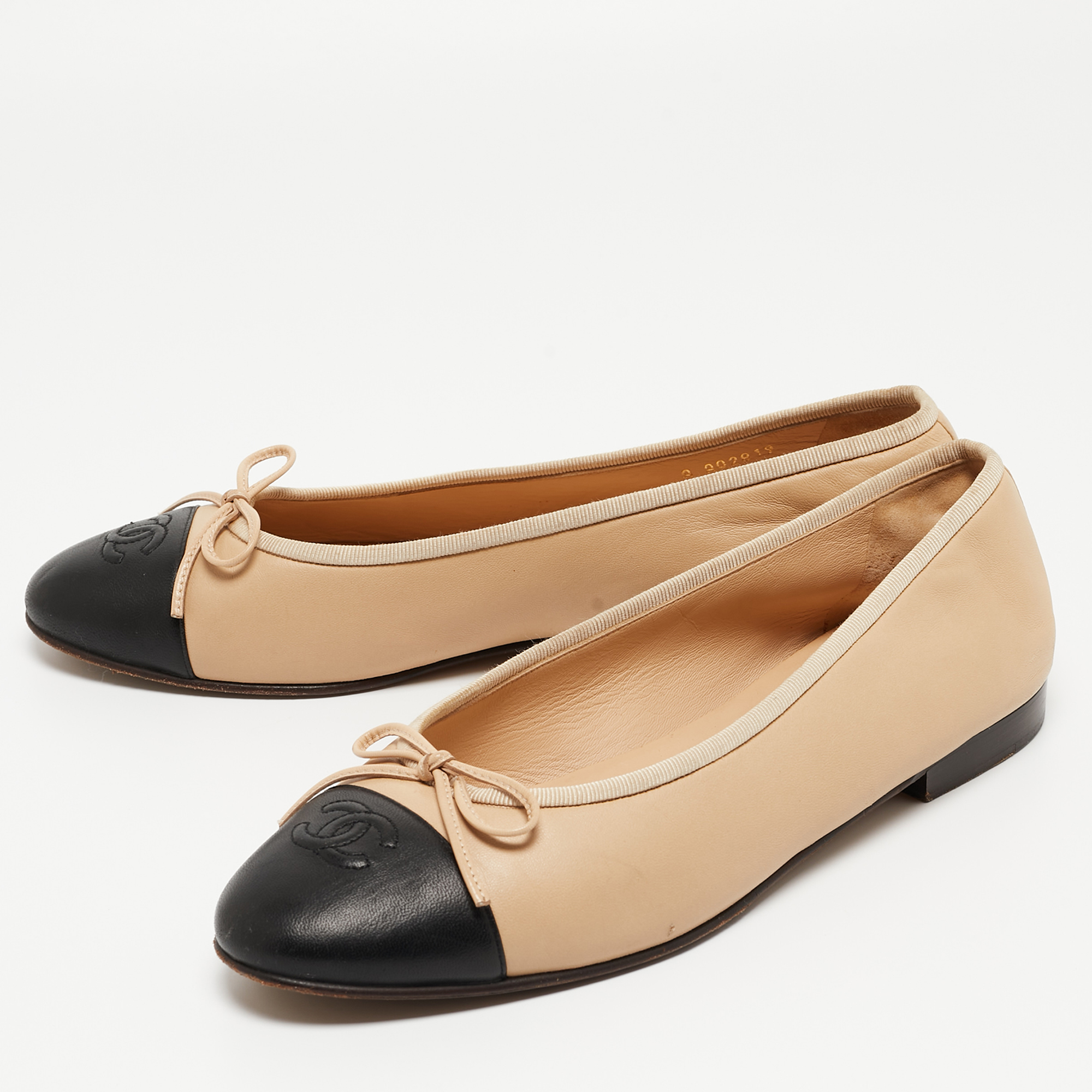 

Chanel Beige/Black Leather CC Cap Toe Bow Ballet Flats Size