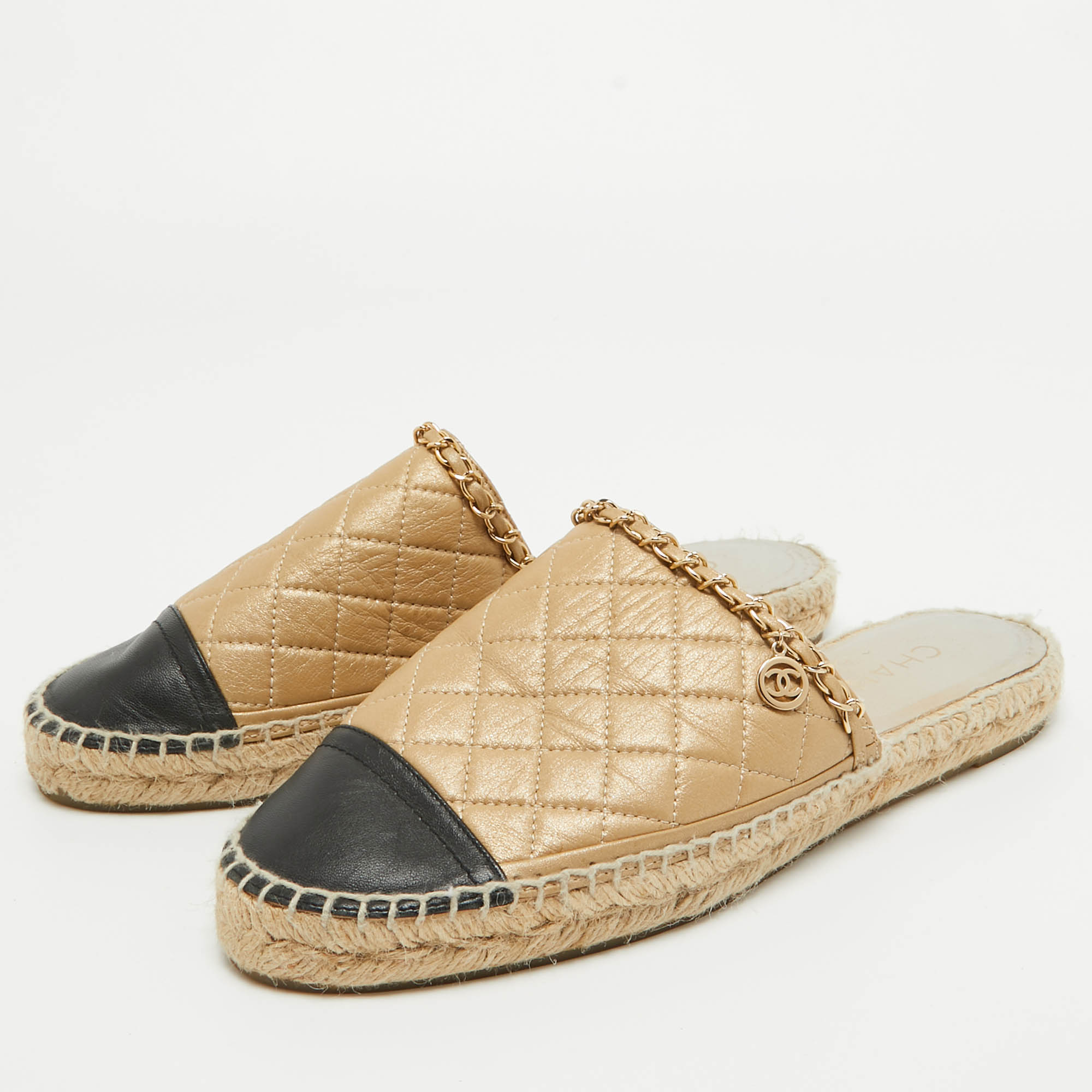 

Chanel Beige/Black Quilted Leather CC Chain Link Espadrille Flat Mules Size