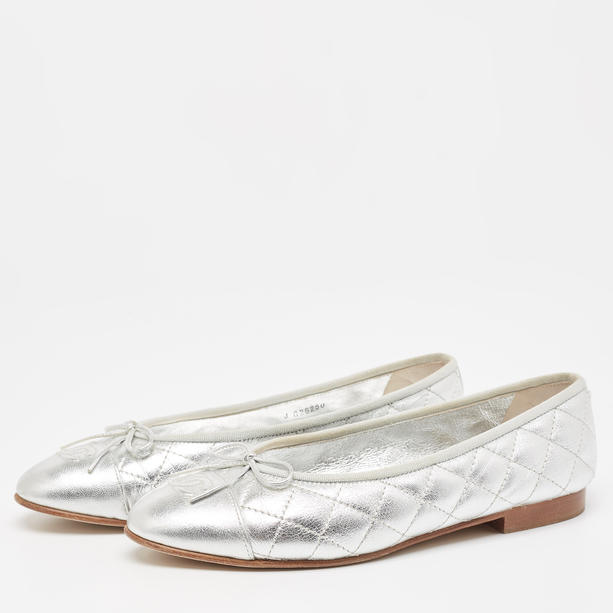 

Chanel Silver Quilted Leather CC Bow Cap Toe Ballet Flats Size