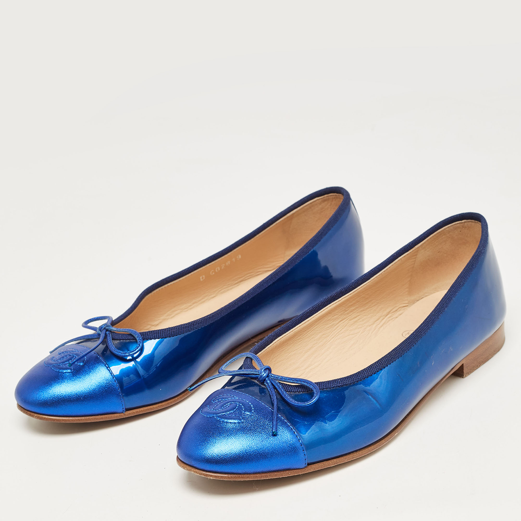 

Chanel Blue Patent and Leather CC Cap Toe Bow Ballet Flats Size