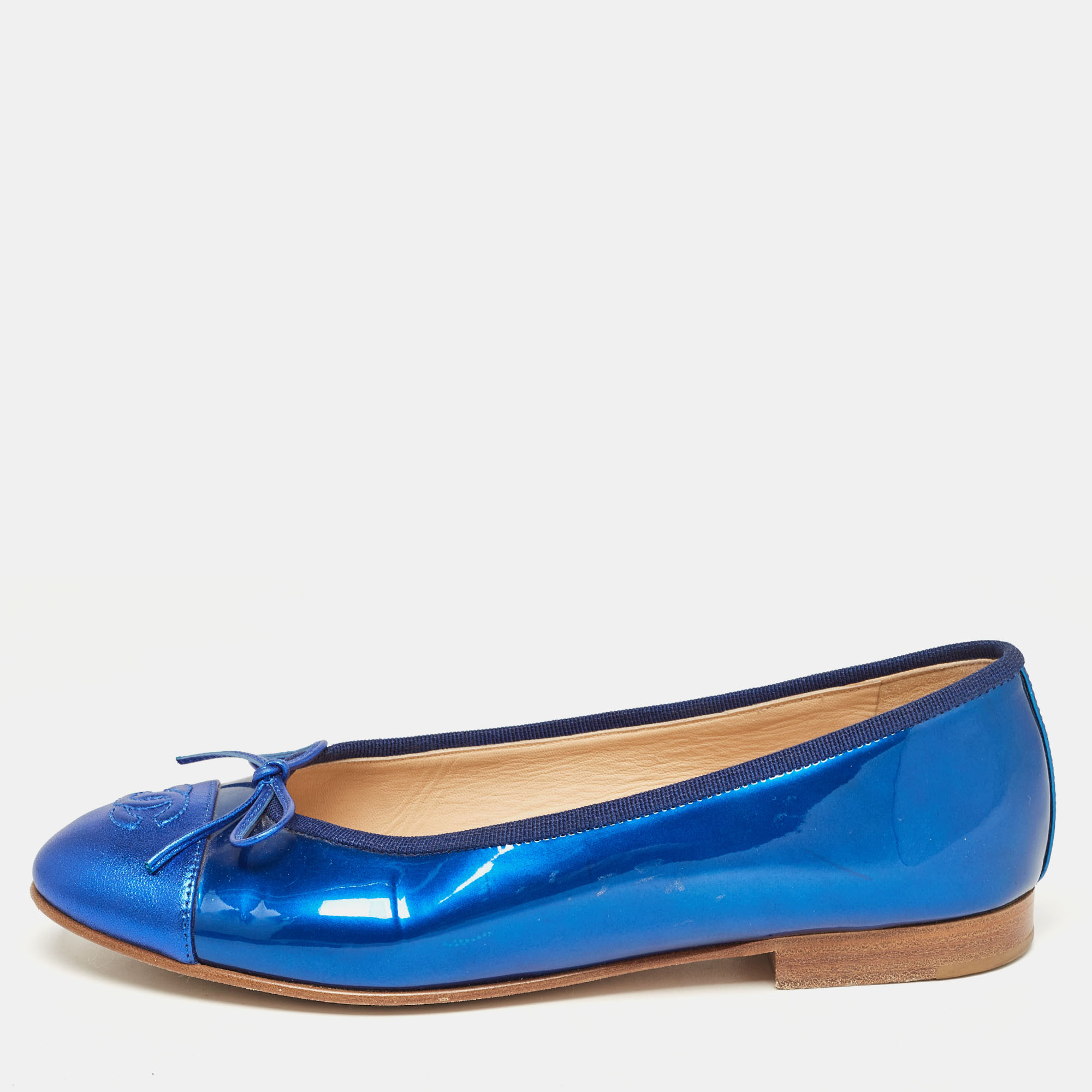Pre-owned Chanel Blue Patent And Leather Cc Cap Toe Bow Ballet Flats Size 38