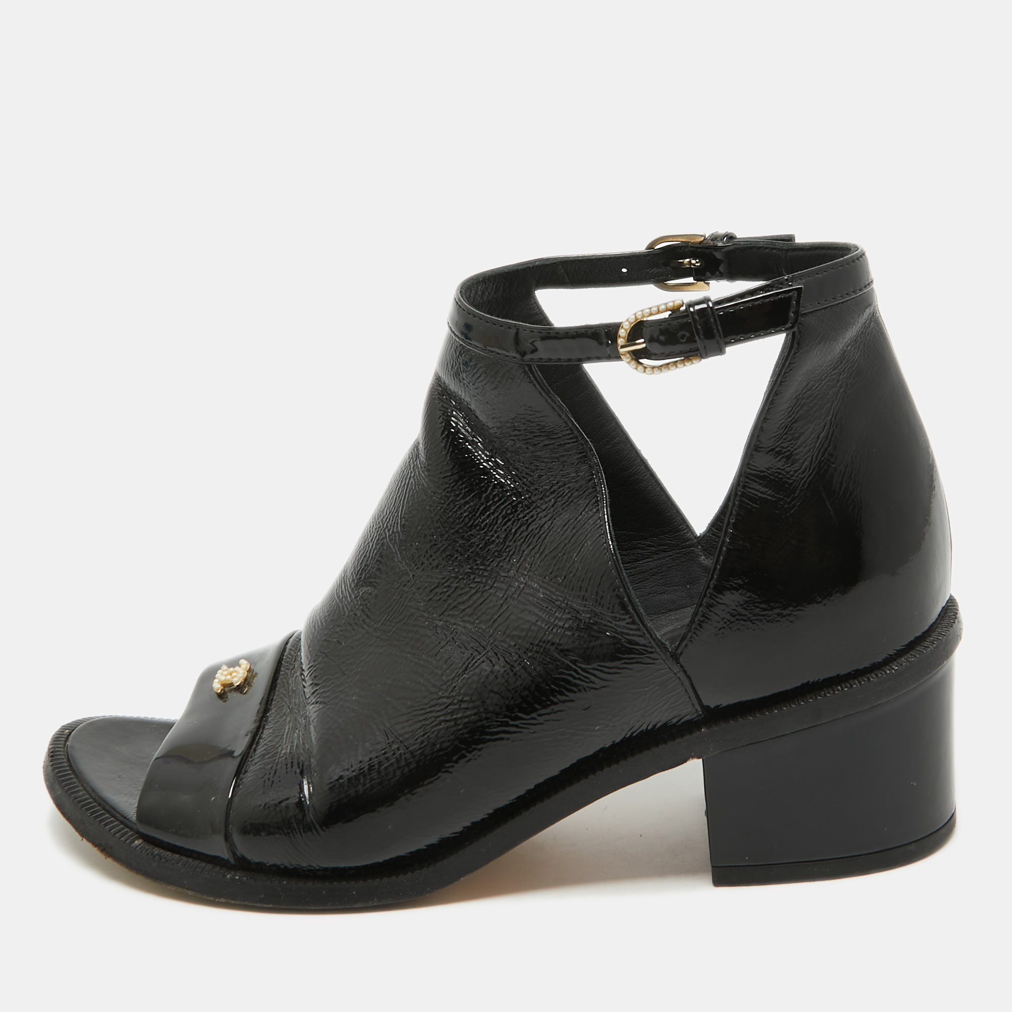 مملوكة مسبقًا Chanel Black Patent Leather Pearl CC Ankle Strap Sandals Size 36