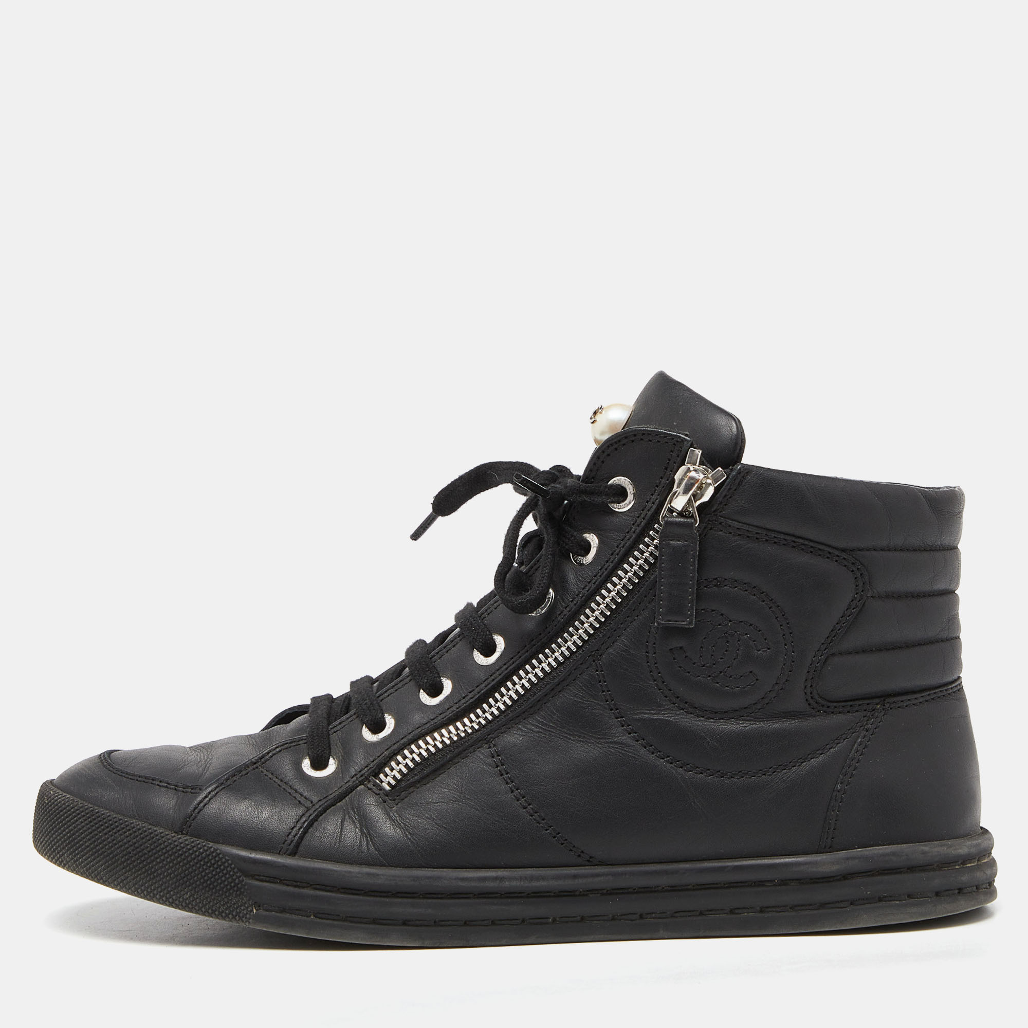 Give your outfit a chic update with this pair of Chanel black sneakers. The creation is sewn perfectly to help you make a statement in them for a long time.