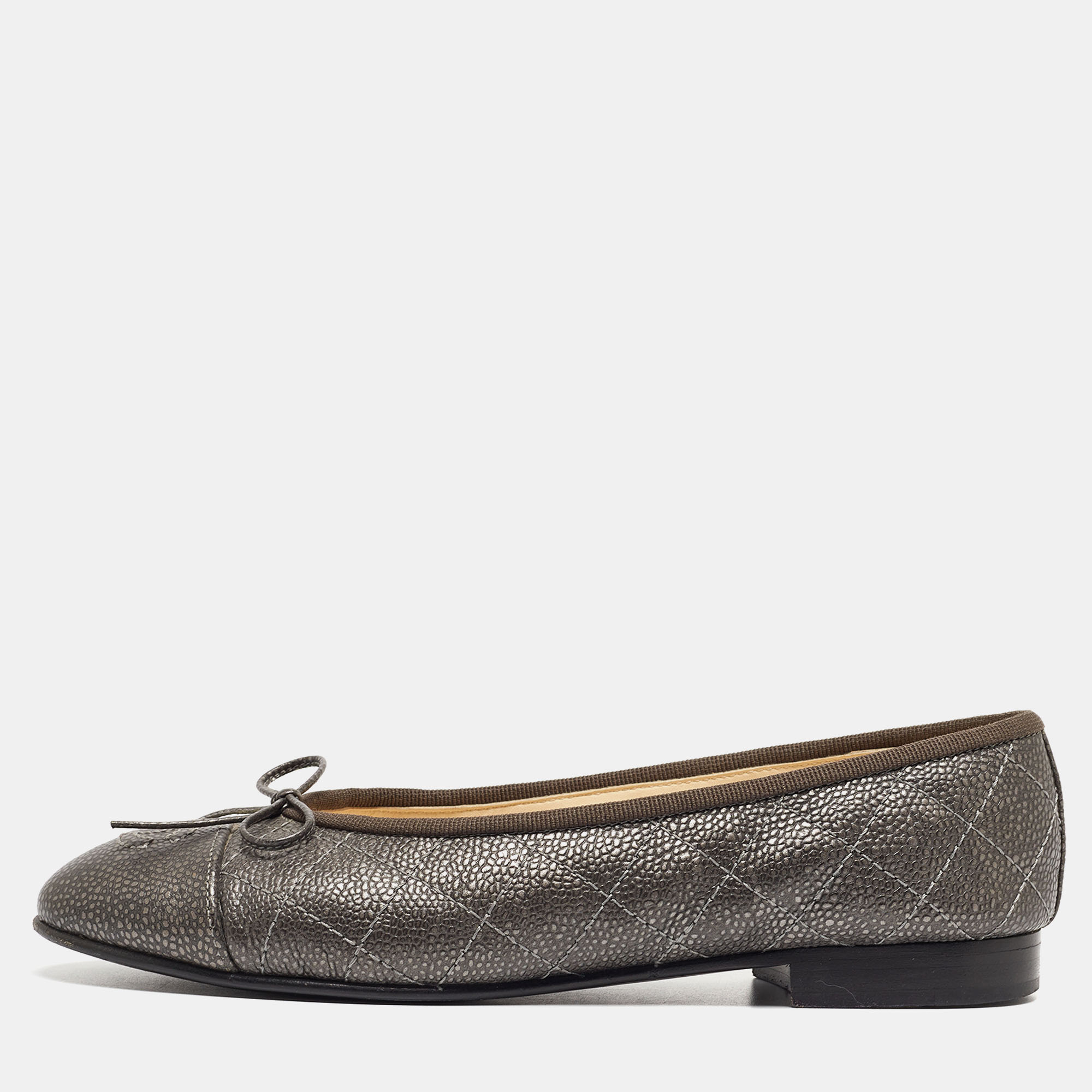 مملوكة مسبقًا Chanel Grey Textured Leather CC Bow Ballet Flats Size 36