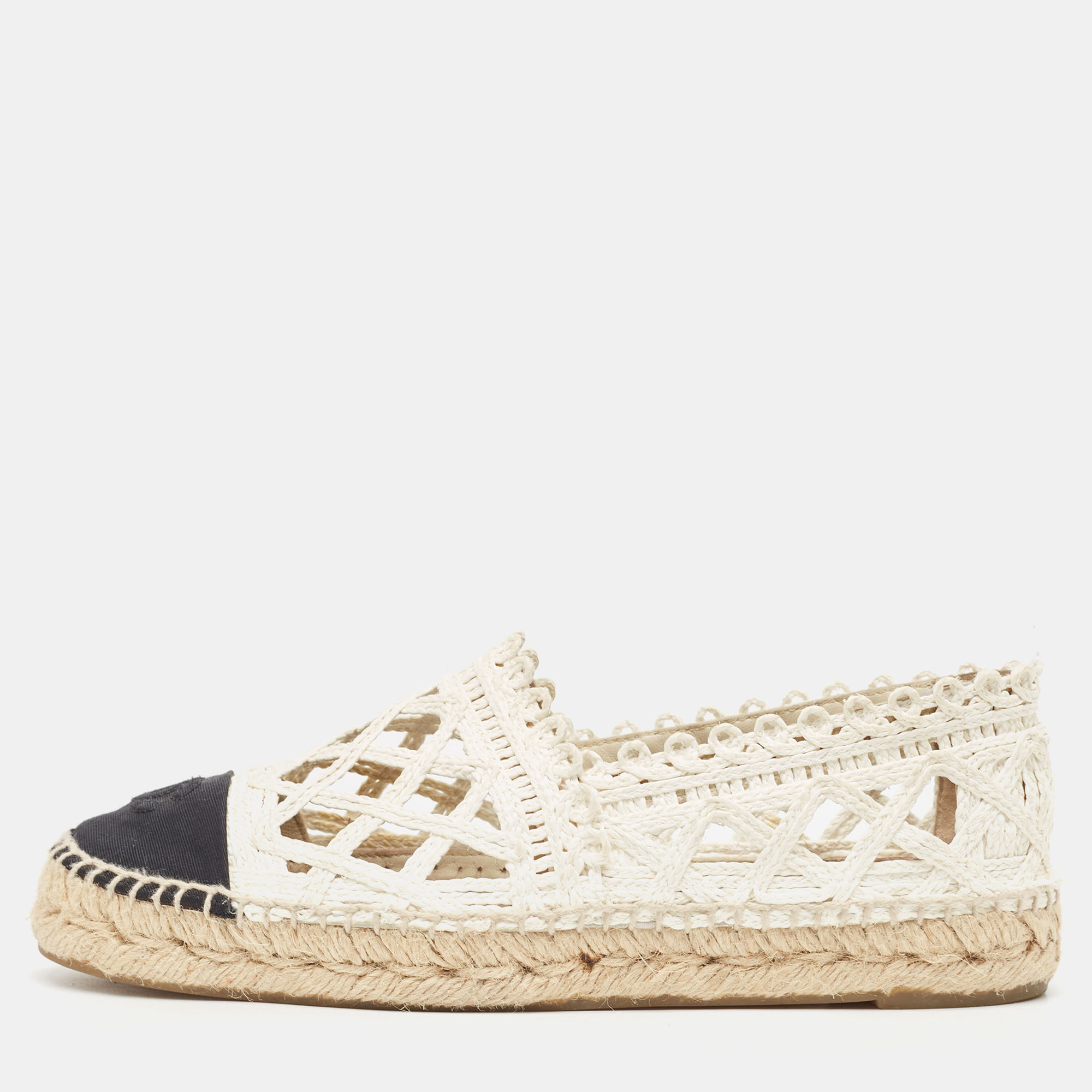 مملوكة مسبقًا Chanel White/Black Laser Cut Raffia and CC Canvas Espadrille Flats Size 38