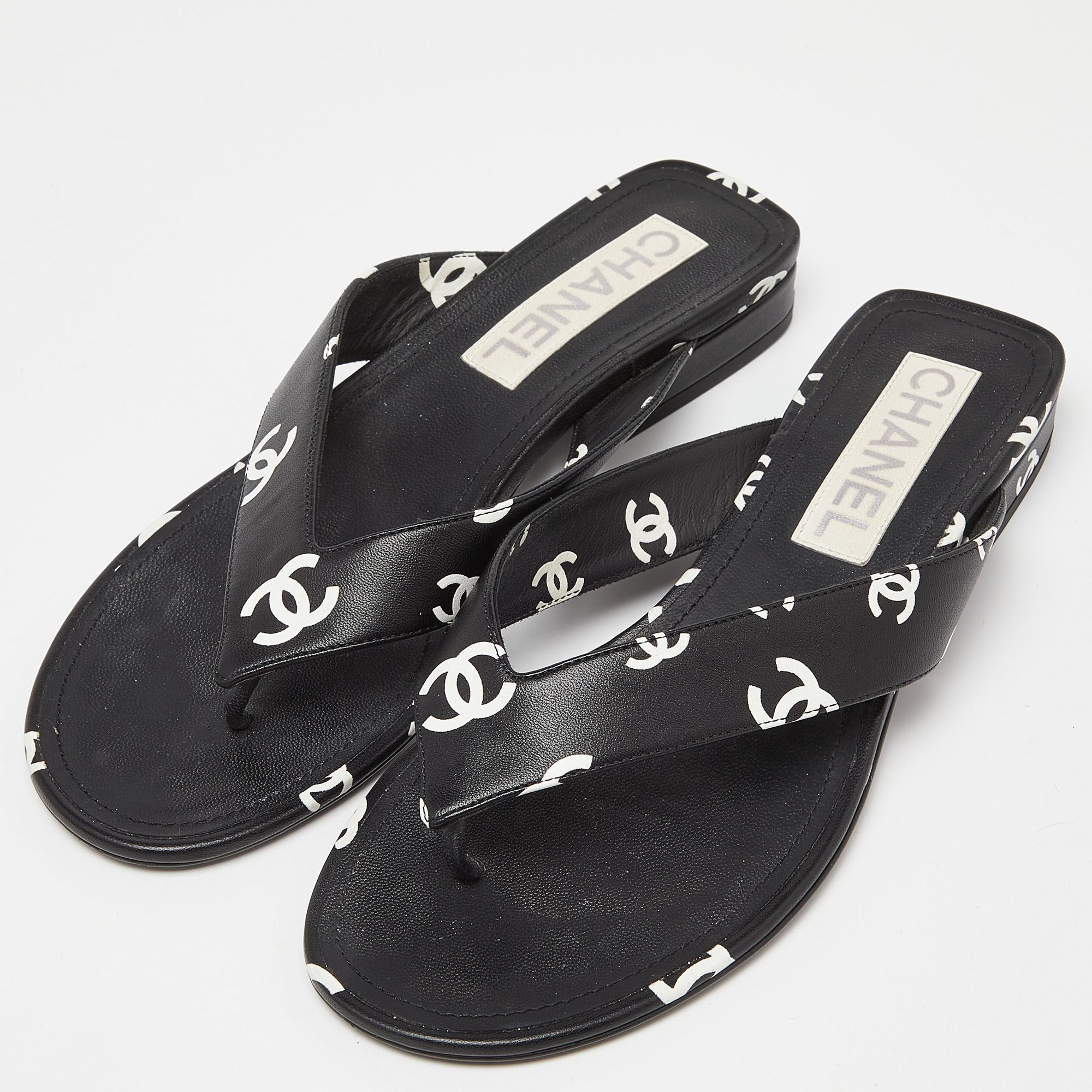 

Chanel Black/White Leather Flat Thong Sandals Size