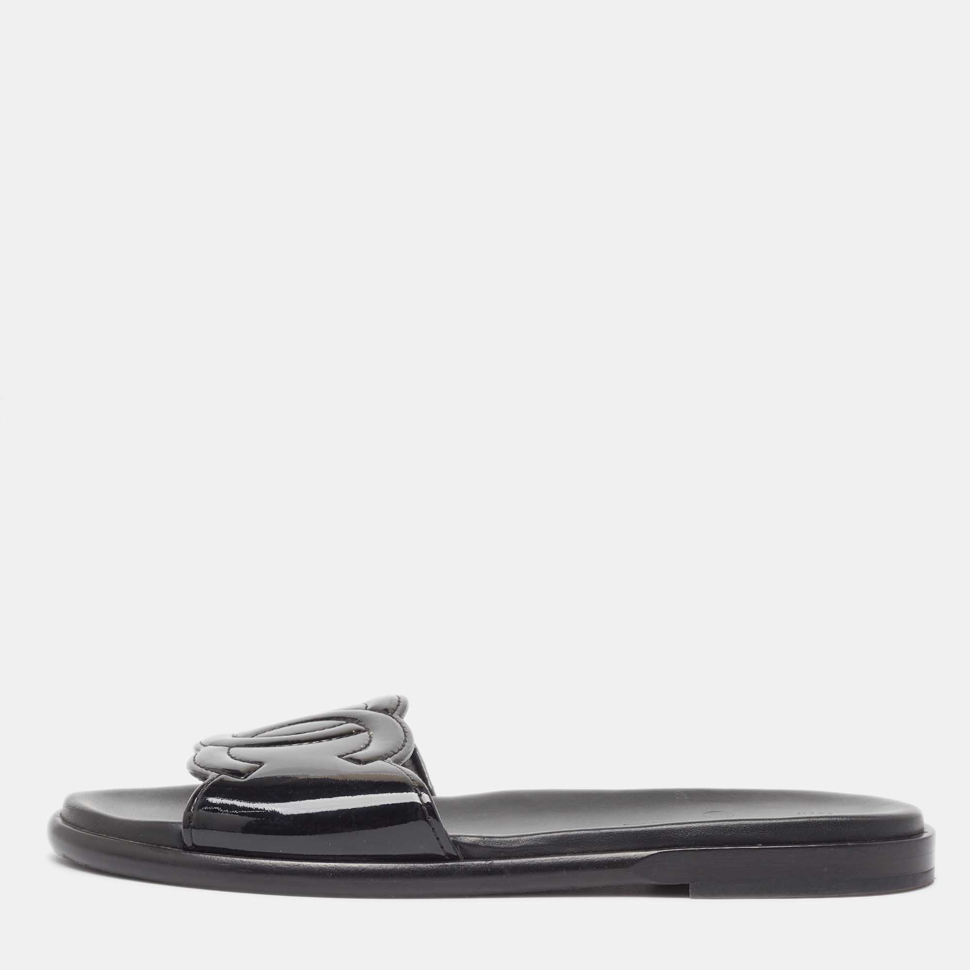 Pre-owned Chanel Black Patent Leather Cc Flat Slides Size 39.5