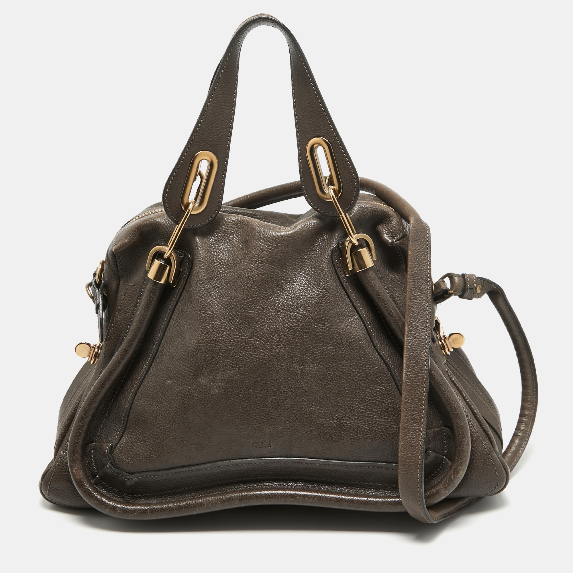 This Chloe Paraty satchel is rendered in the finest quality materials into an elegant design. Versatile and functional it is well sized for your daily use.