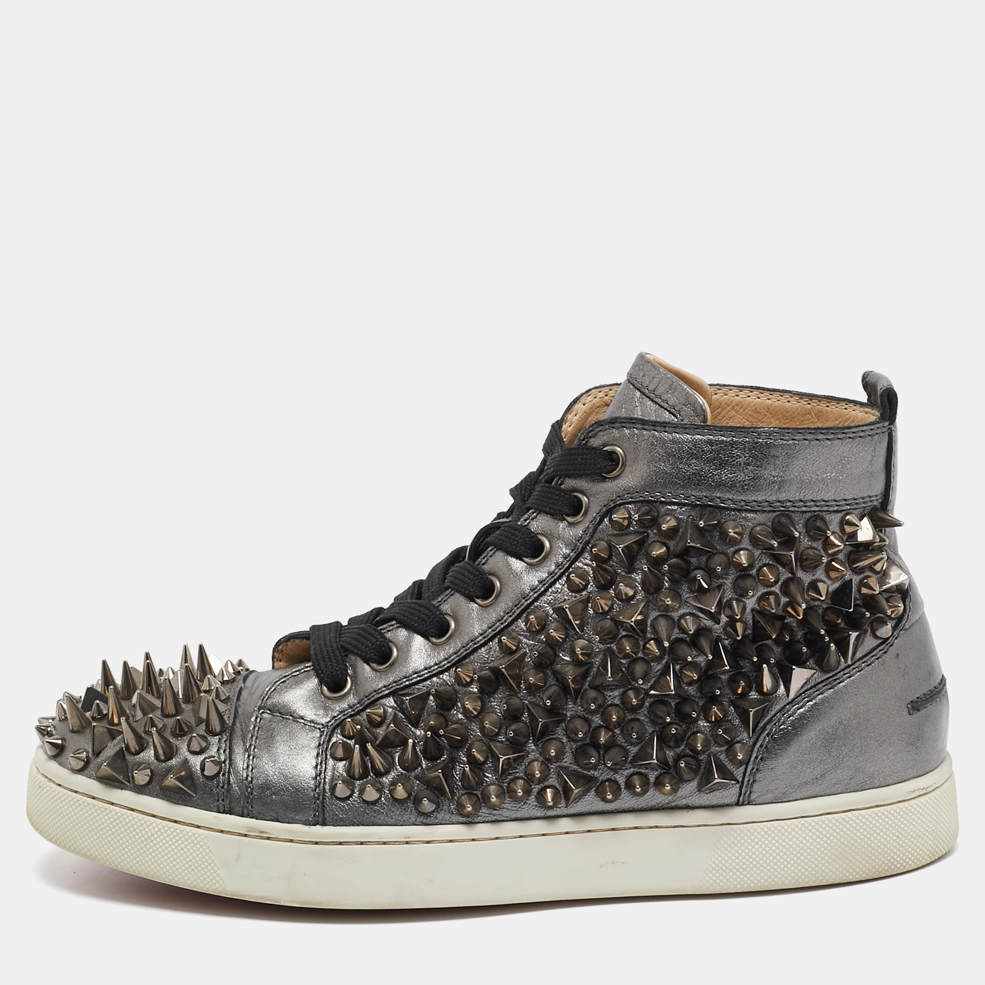 This pair of Pik Pik Pik shoes presents a whole new spin to spiked boots. Its metallic leather uppers are densely studded with spikes giving the pair an edgy look. Laces provide a tonal look and the sneakers are finished with the bold red Christian Louboutin outsoles