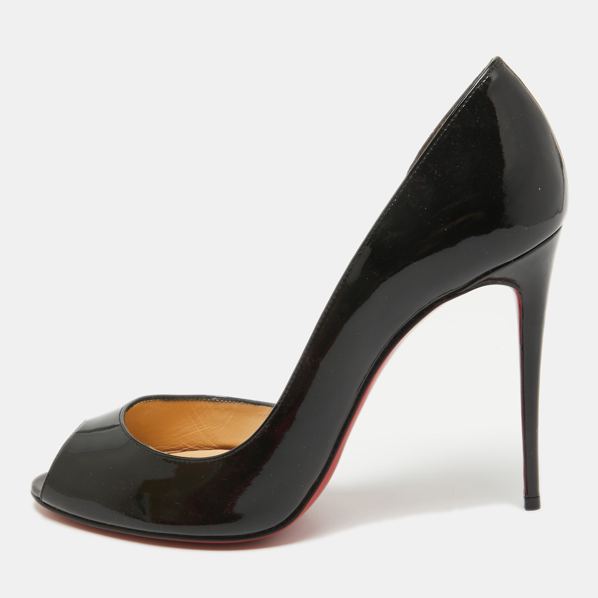 Curvaceous arches a feminine appeal and a well built structure define this set of designer pumps. Coming with comfortable insoles and sleek heels style them with your favorite outfits.