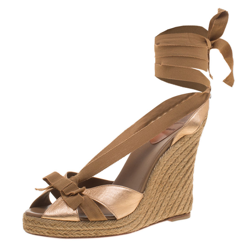 مملوكة مسبقًا Christian Louboutin Metallic Bronze Leather Bow Ankle Wrap Espadrille Wedge Sandals Size 40