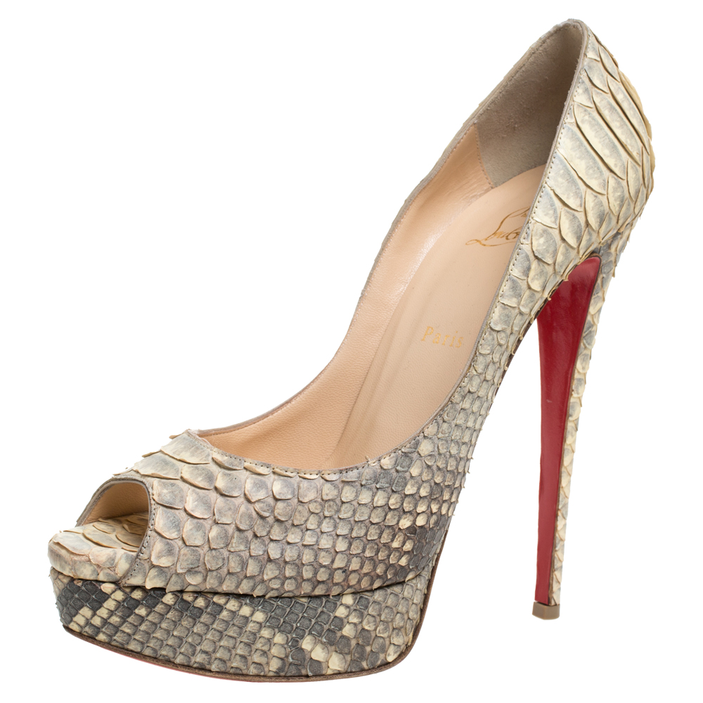 This gorgeous pair of Christian Louboutin Altadama peep toe pumps will take a special place in your collection. Constructed in python leather these pumps are set on sturdy platforms sky high heels and signature red soles. NOTE: AVAILABLE FOR UAE CUSTOMERS ONLY