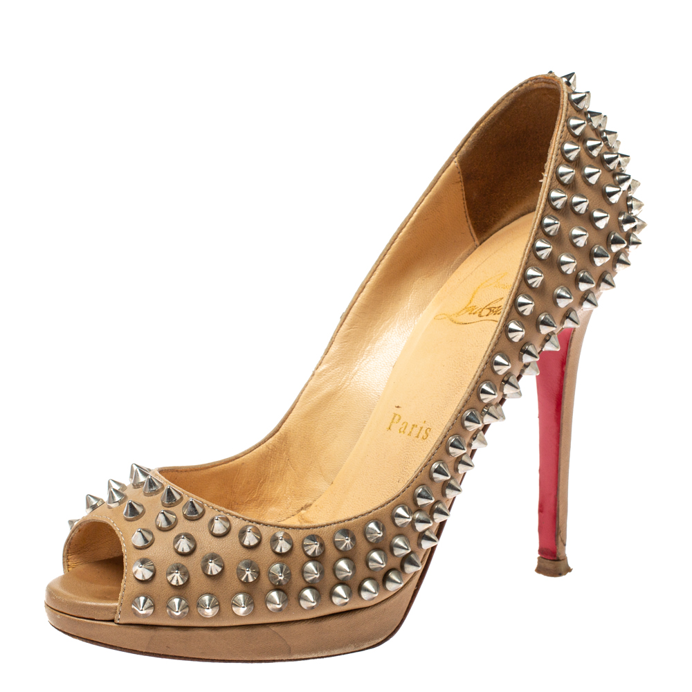Make the streets your fashion runway and dazzle the crowds in these gorgeous Yolanda pumps from Christain Louboutin The beige pumps have been crafted from leather and styled with peep toes and multiple spikes on the exterior. They come equipped with comfortable insoles 11.5 cm stiletto heels and platforms. The signature red outsoles complete this stunning pair.