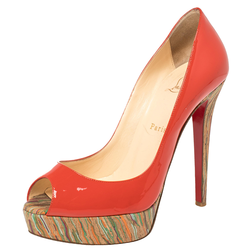 Stand out from a crowd with this gorgeous pair of Louboutins that exude high fashion with class Crafted from patent leather and cork this is a creation from their Lady Peep collection. The pumps feature a lovely brick red shade with peep toes and a glossy exterior. Completed with leather insoles 13 cm heels and the signature red soles these platform pumps are a dream you can add to your collection