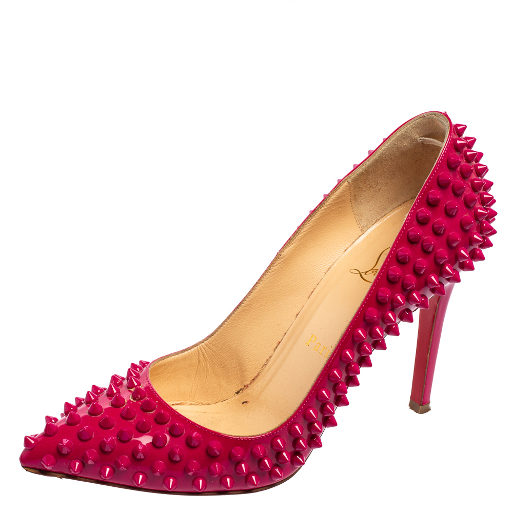 Dazzle everyone with these Louboutins by owning them today. Crafted from patent leather these magenta Pigalle pumps carry a mesmerizing shape with pointed toes and 10.5 cm heels. Complete with the signature red soles and spikes all over this pair truly embodies the fine art of shoemaking.