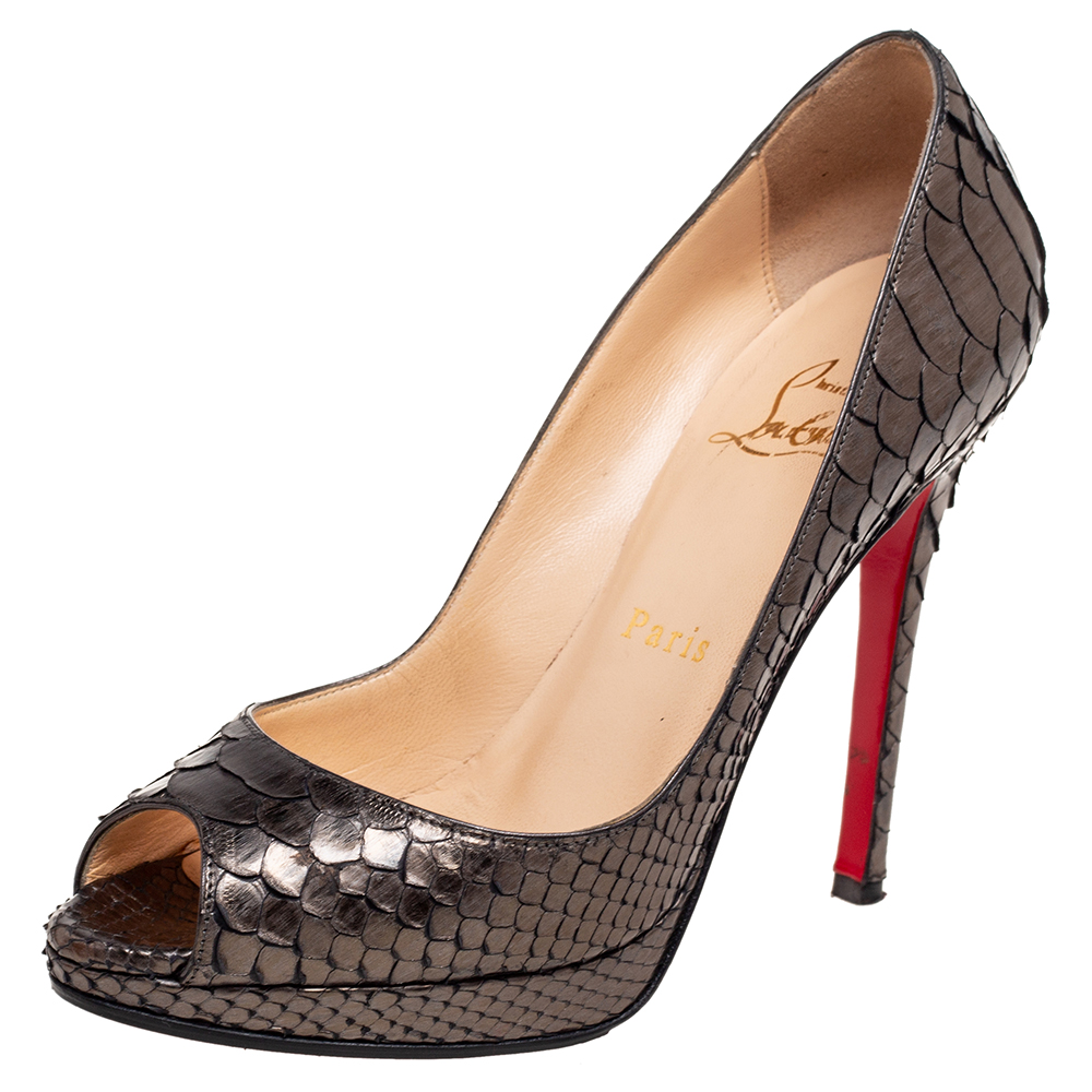 An emblematic creation originating from Christian Louboutin these gorgeous Lady Peep sandals grant glamour and chic aesthetic to your feet flawlessly. They are crafted using metallic grey python leather and are styled with peep toes and platforms. They are elevated on towering 11 cm heels. These CL pumps will make you look chic.