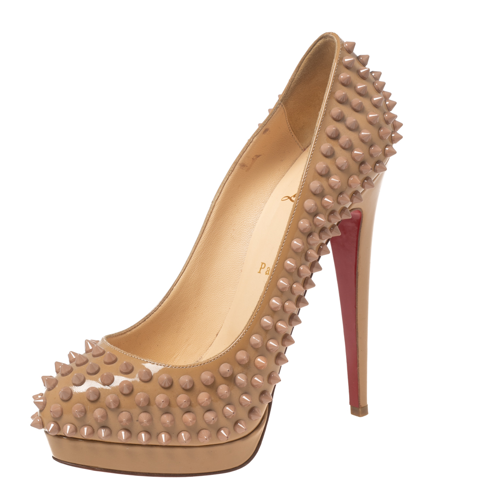 Known to add signature elements of drama and fancy patterns these Alti Spikes pumps from Christian Louboutin are a creation worth celebrating. These pumps accomplish themselves as perpetually stylish and distinguished. They are delicately created with patent leather with spike details all over the upper. Step out looking nothing less than a diva in these gorgeous pumps.