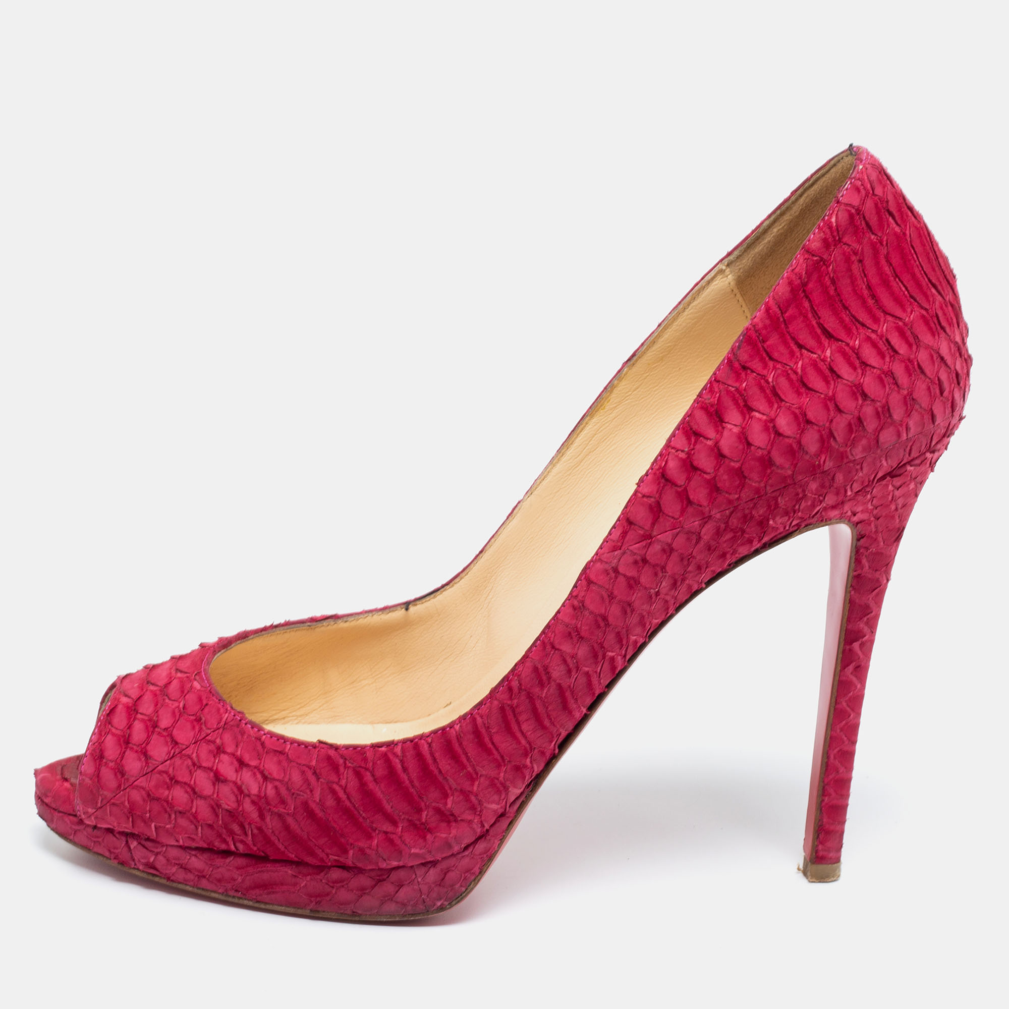 The chic design in dark pink python leather is given a textured surface a peep toe and a low platform. For a classy effect the CL pumps are finished with 12 cm heels and red soles.