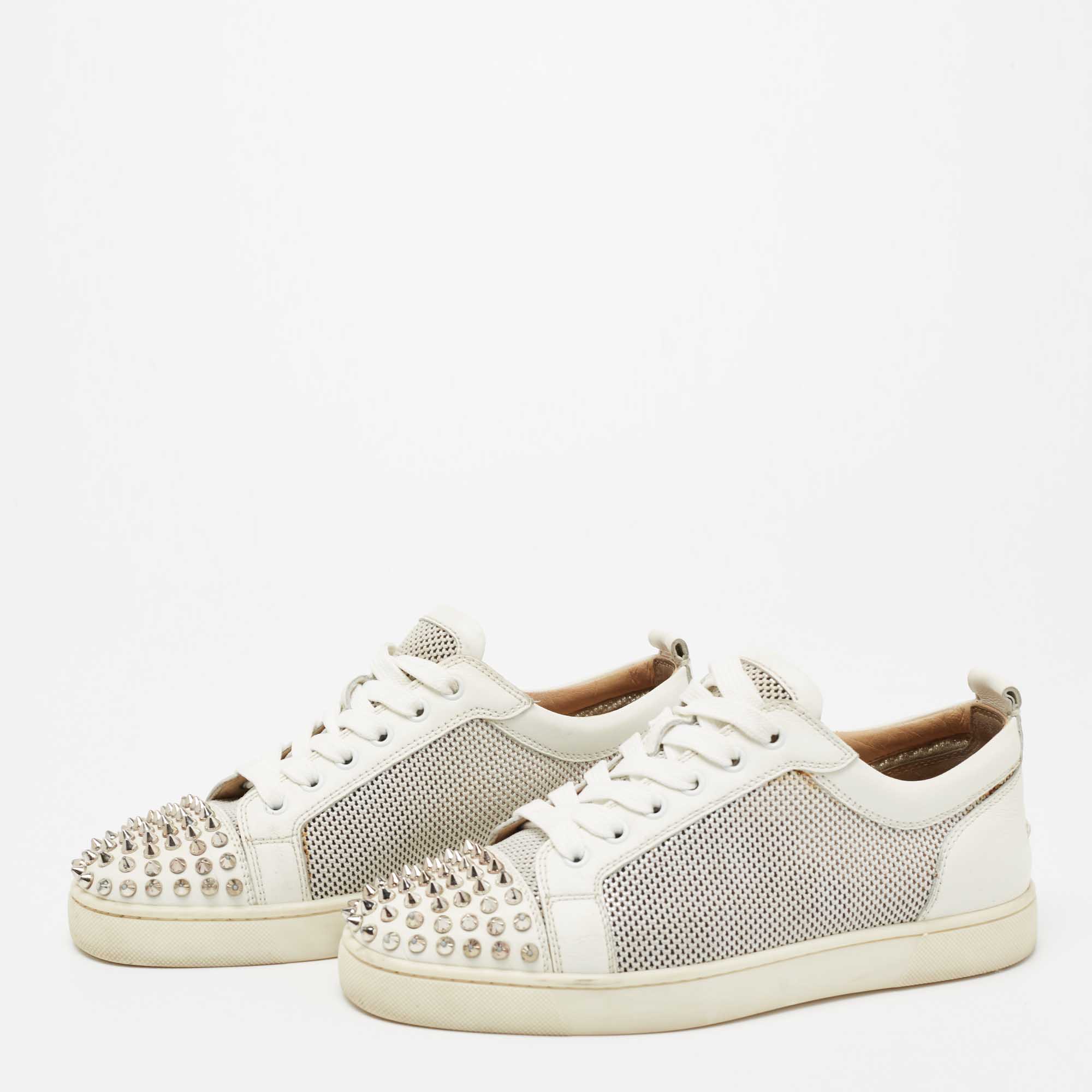 

Christian Louboutin White/Grey Leather And Mesh Louis Junior Spike Sneakers Size