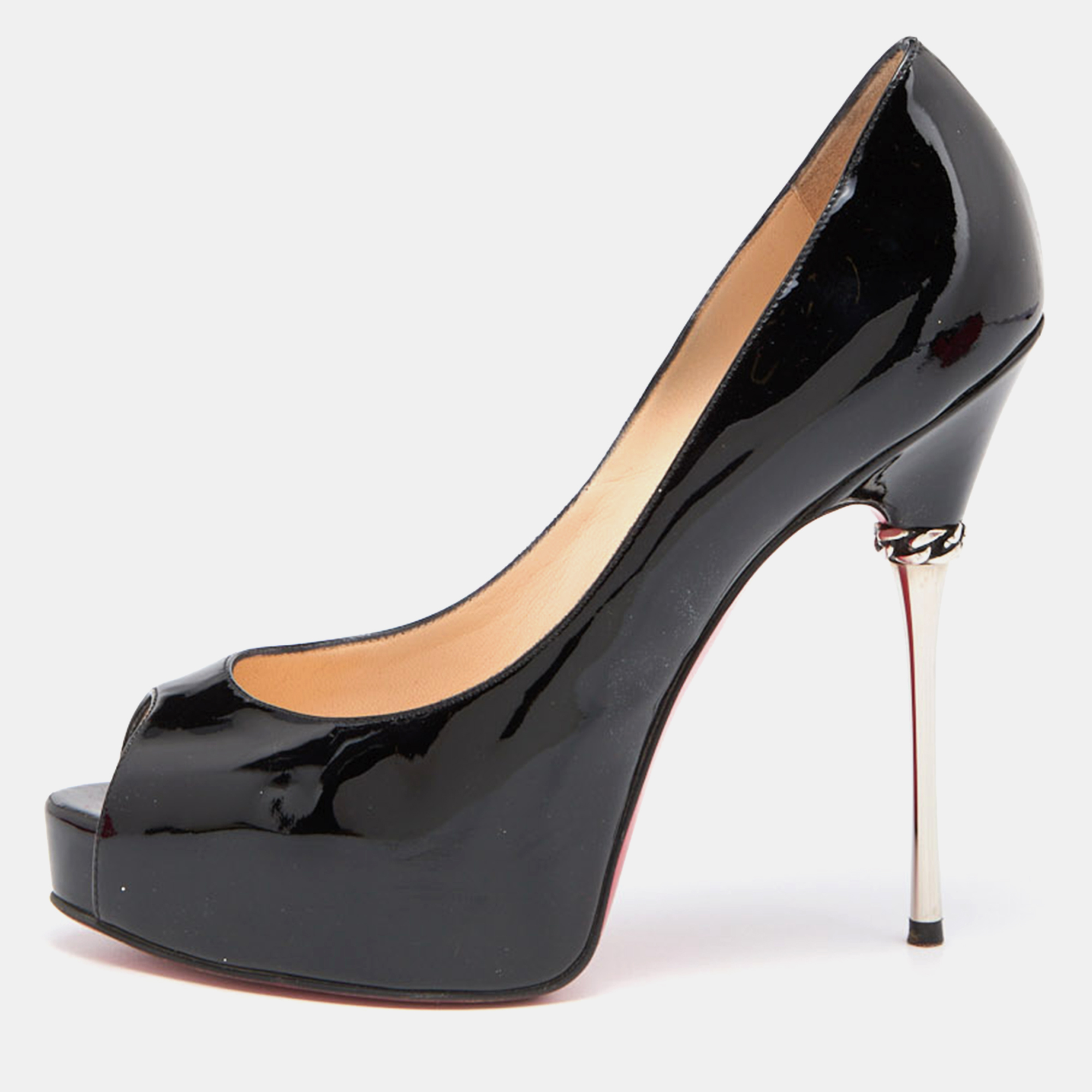 This pair of pumps is uniquely designed and makes for a distinct appearance. Created from quality materials it is enriched with classic elements.