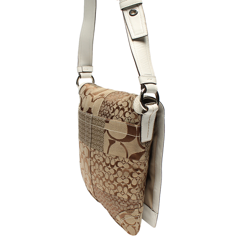 

Coach Beige/White Signature Canvas Shoulder Bag