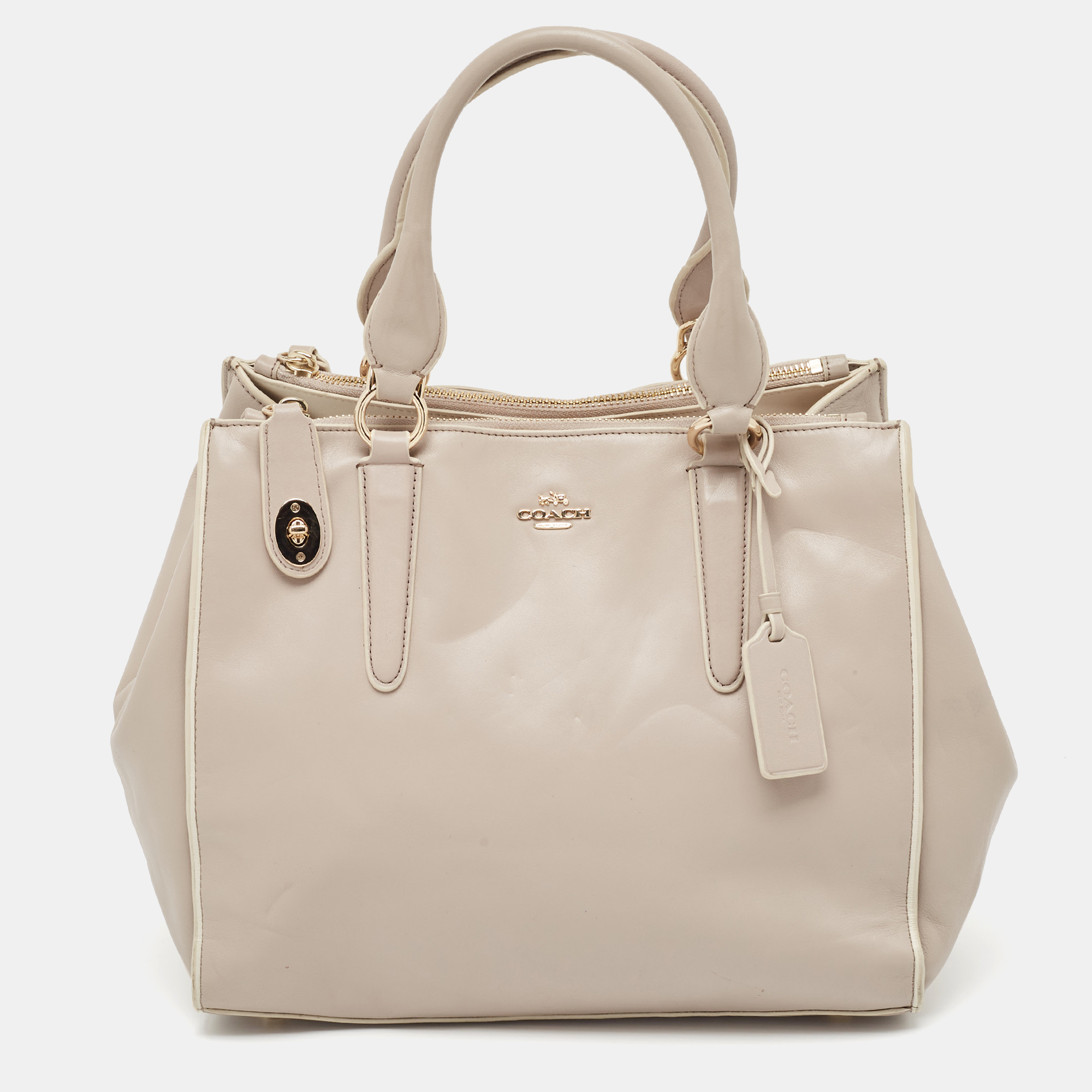 Striking a beautiful balance between essentiality and opulence this tote from the House of Coach ensures that your handbag requirements are taken care of. It is equipped with practical features for all day ease.