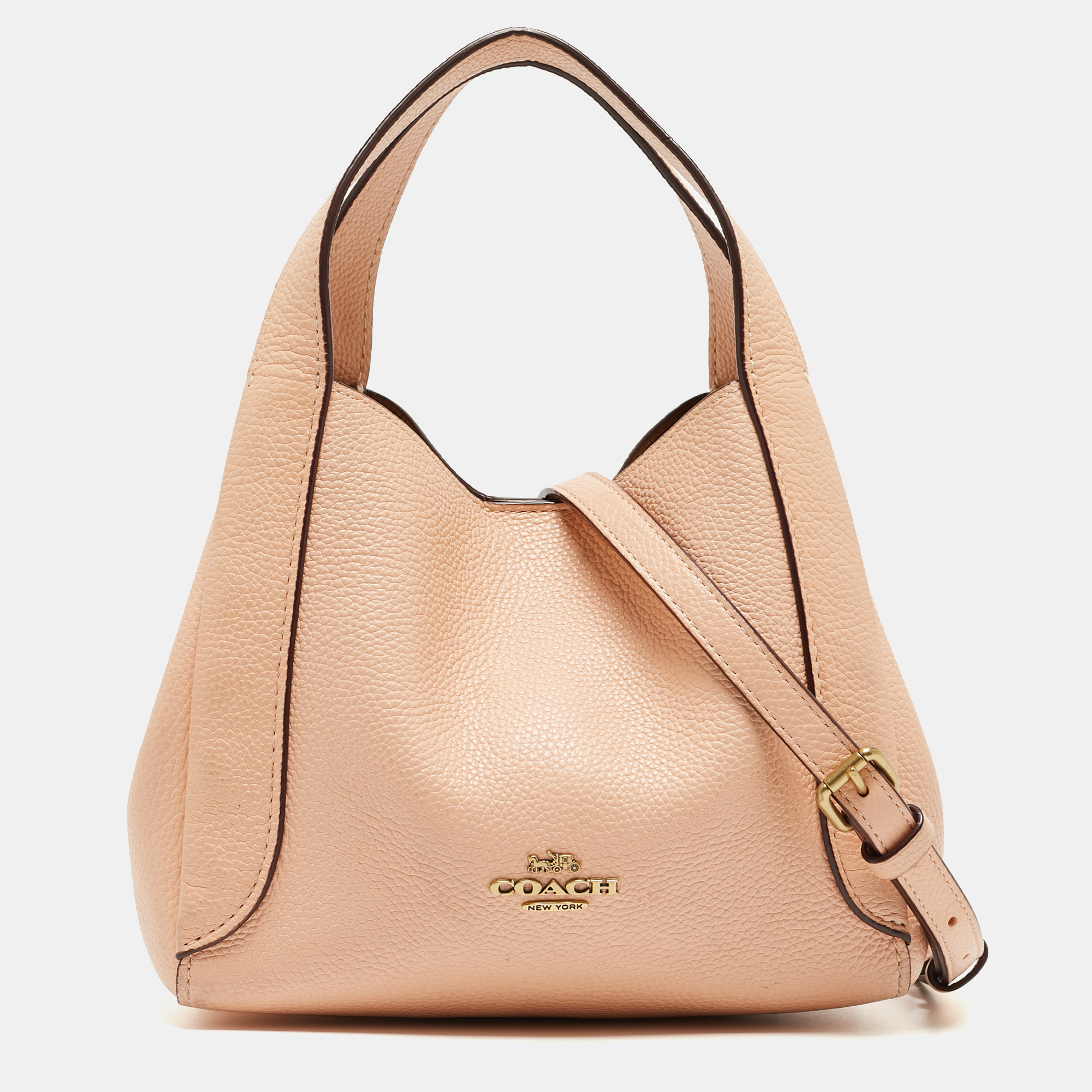 Fashion meets function; this Coach hobo is the ideal everyday piece thatll take you from desk to drinks in a jiffy. It boasts a durable exterior and is a wardrobe must have.