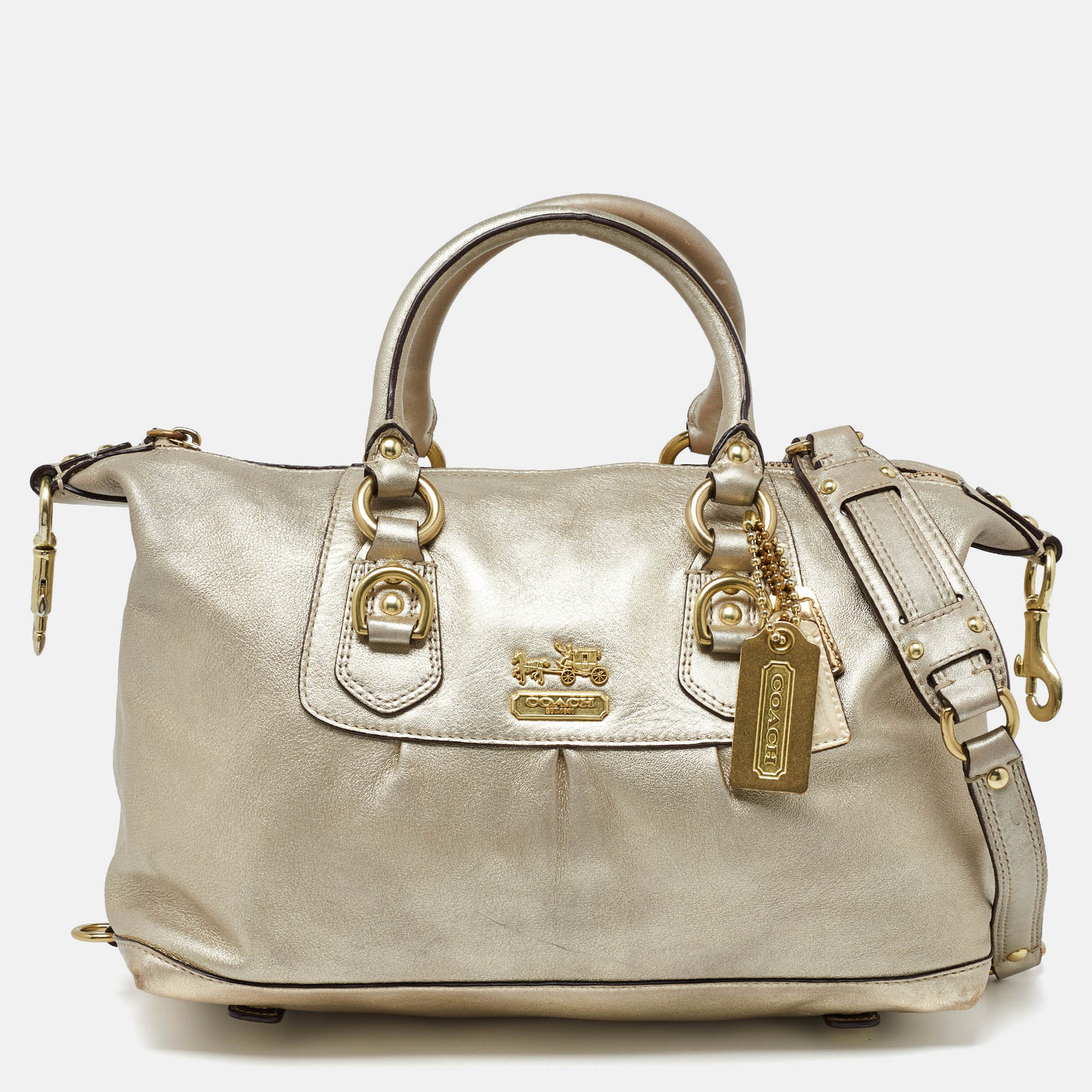 Thoughtful details high quality and everyday convenience mark this designer bag for women by Coach. The bag is sewn with skill to deliver a refined look and an impeccable finish.