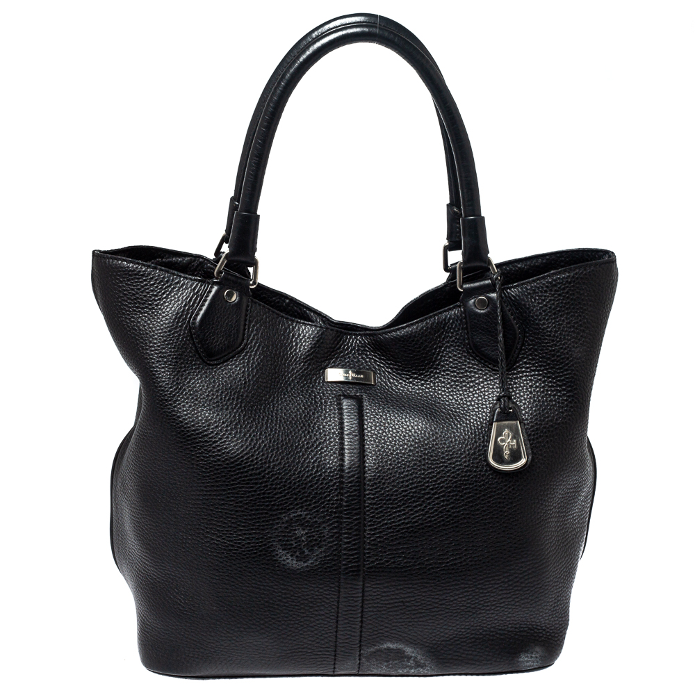 Flaunt your superior fashion choices with this Cole Haan handbag. Elegance will meet style effortlessly when you team up your outfits with this black handbag. This bag is carefully created from grained soft leather into an exquisite design. Lined with satin this bag is made to keep your essentials handy.