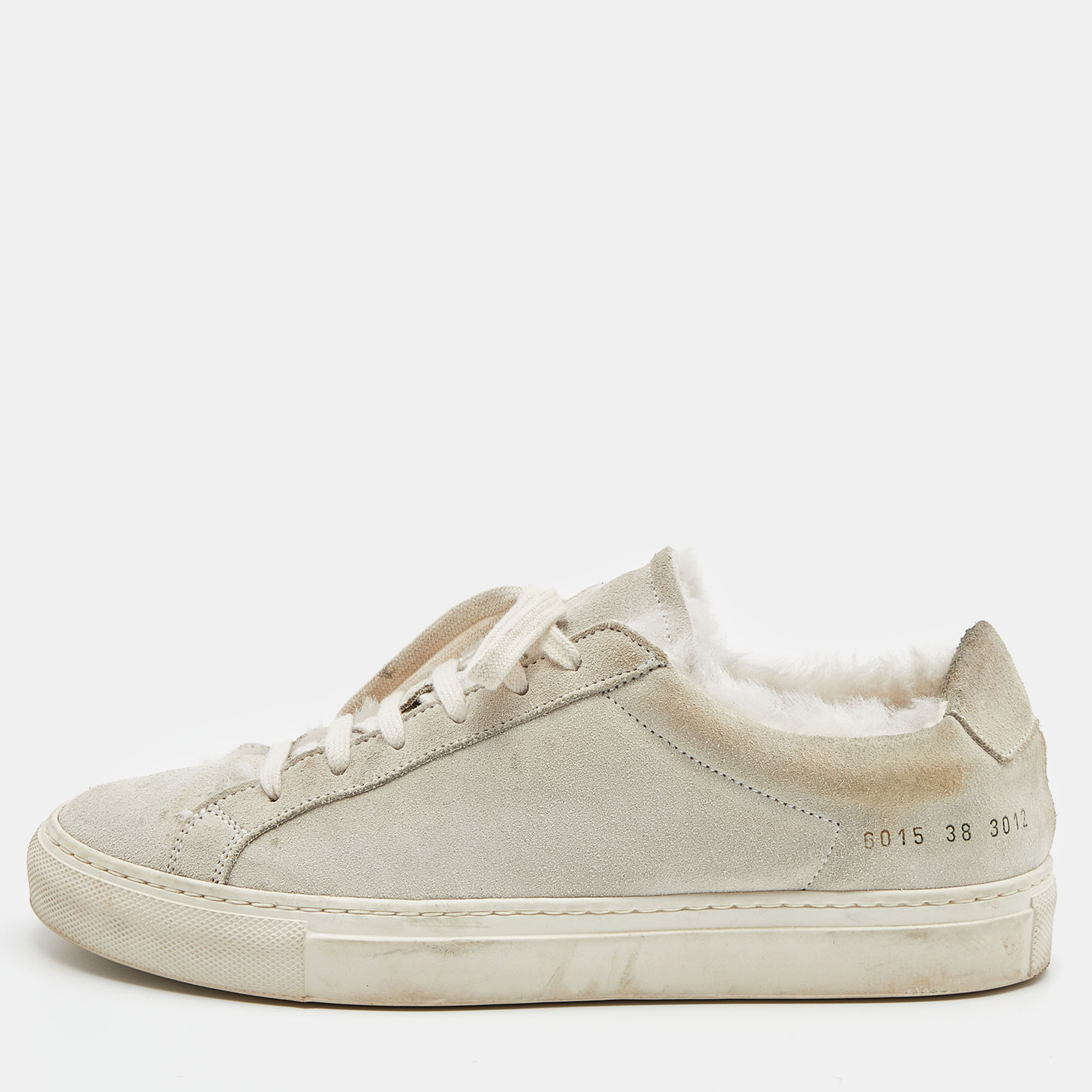 Common Projects brings you these super stylish Achilles sneakers to elevate your appearance They are crafted using grey suede on the exterior. They exhibit lace up fastenings on the vamps. Walk with style and confidence in these sneakers