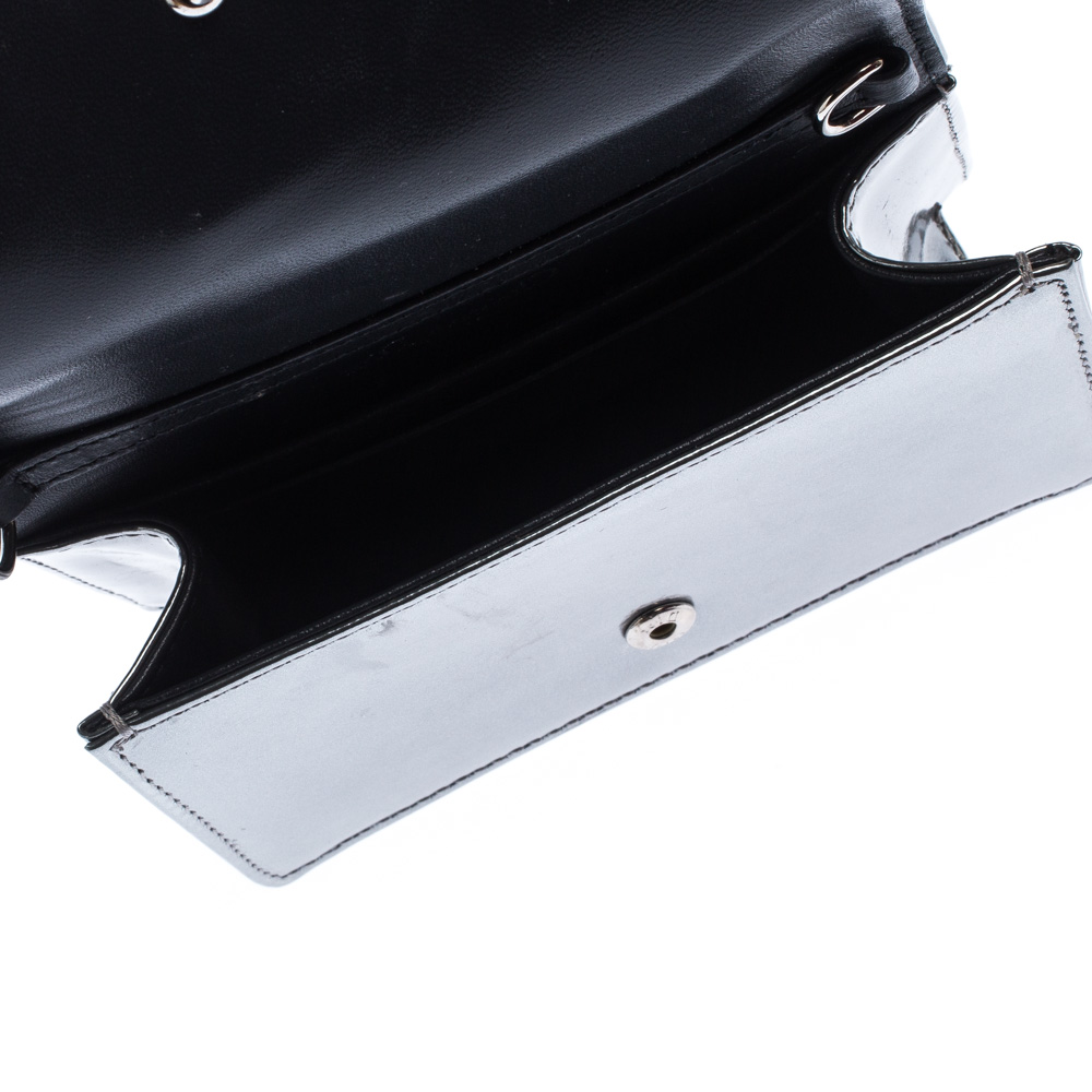 

Dior Silver Micro Cannage Patent Leather Baby Diorama Shoulder Bag