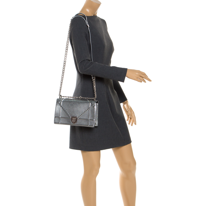 

Dior Metallic Silver Patent Leather Medium Diorama Flap Shoulder Bag