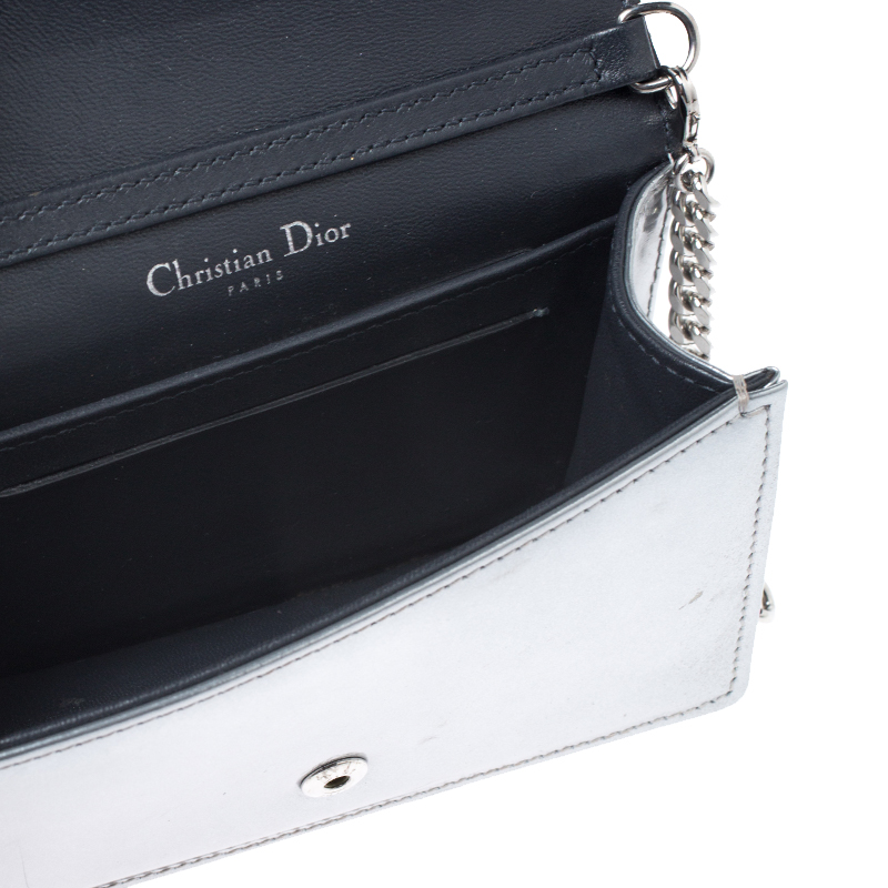 

Dior Metallic Silver Cannage Patent Leather Baby Diorama Shoulder Bag