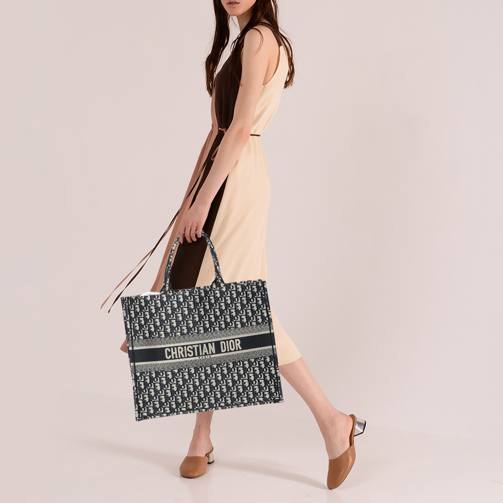 

Dior Navy Blue Oblique Embroidery Canvas Book Tote