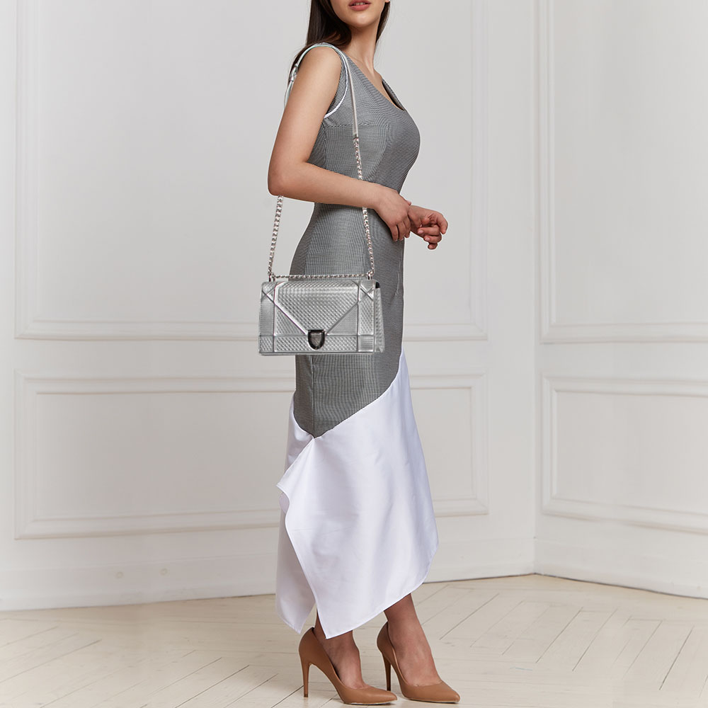 

Dior Metallic Silver Micro Cannage Patent Leather Medium Diorama Shoulder Bag