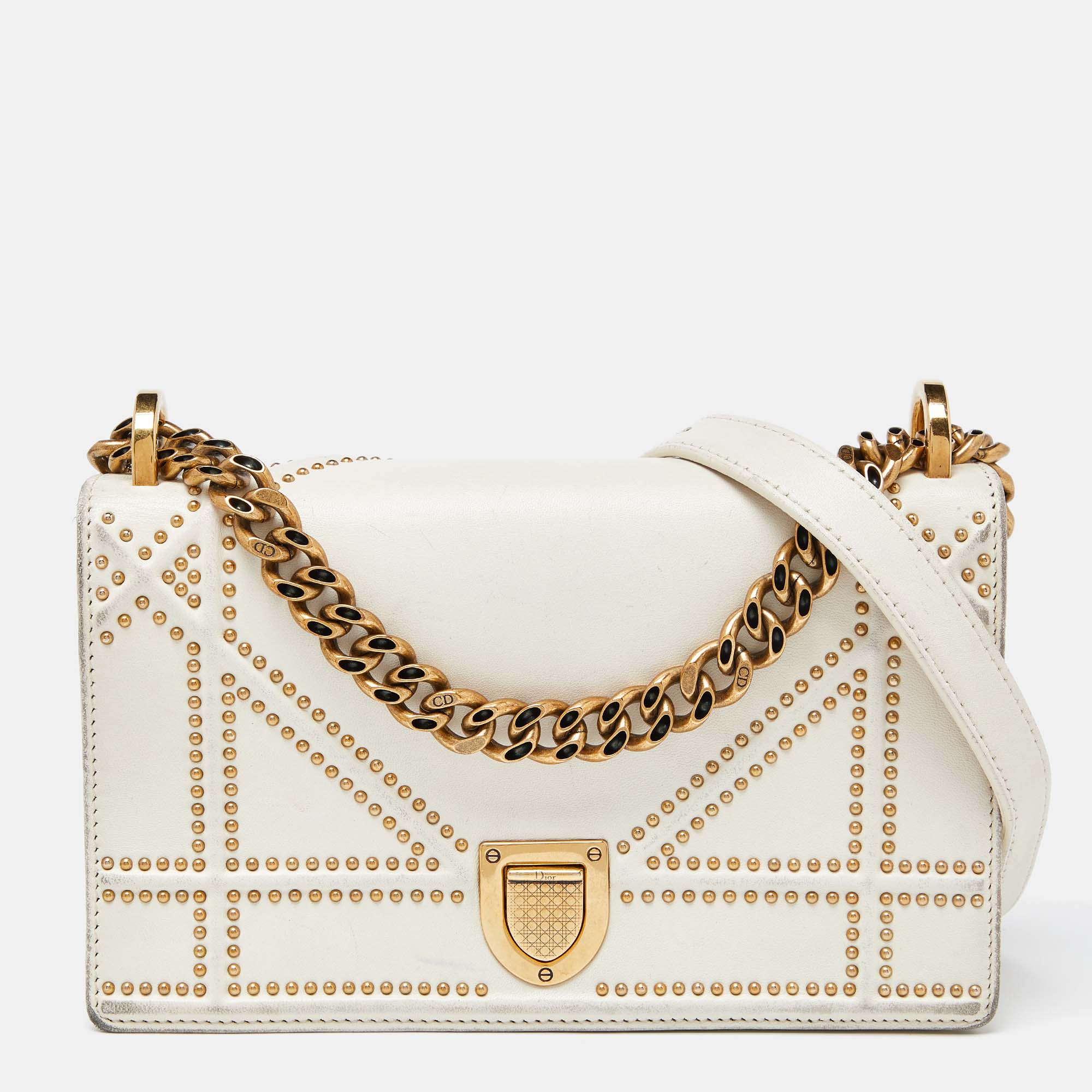 For a look that is complete with style taste and a touch of luxe this designer bag is the perfect addition. Flaunt this beauty on your shoulder and revel in the taste of luxury it leaves you with.