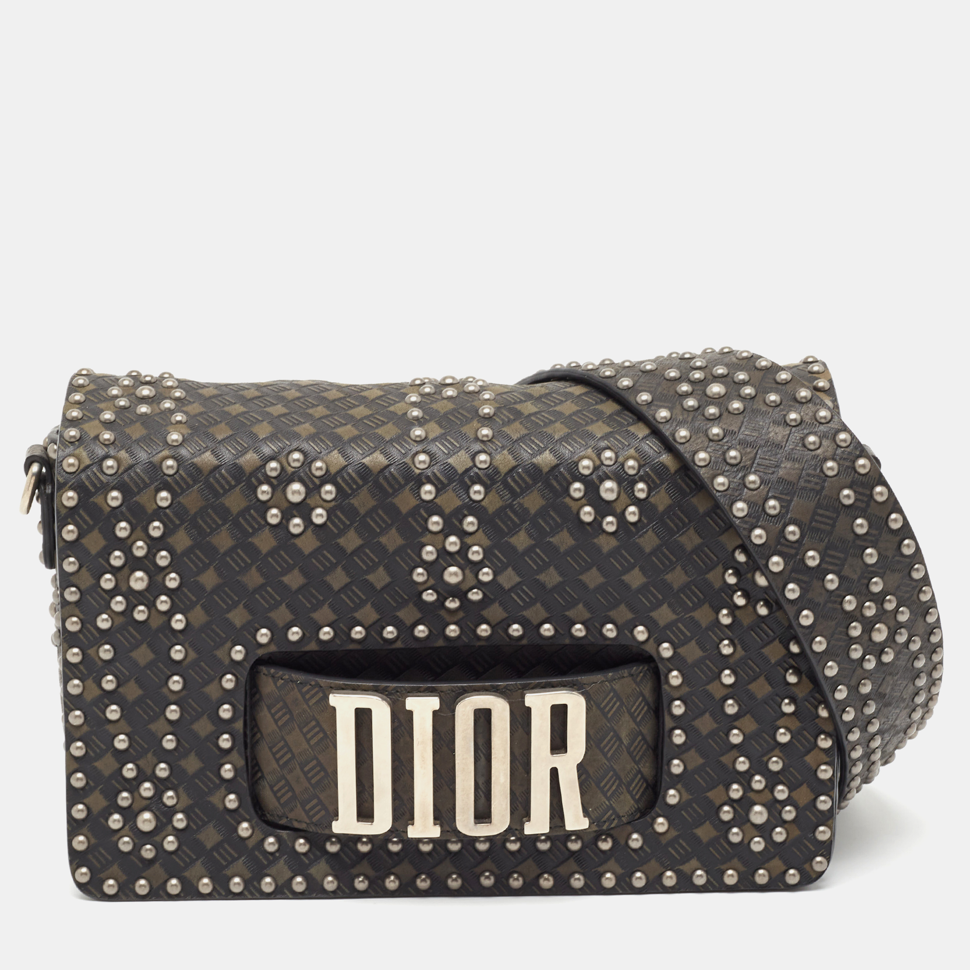 Dior never ceases to startle us with their refreshing collections of amazing bags. This Dio(r)evolution bag is yet another thoughtful design from the house of Dior. Crafted with leather in a flap style it profiles studs all over and a silver tone DIOR on the slot handclasp an interesting feature that lets you carry the bag effortlessly in hand.