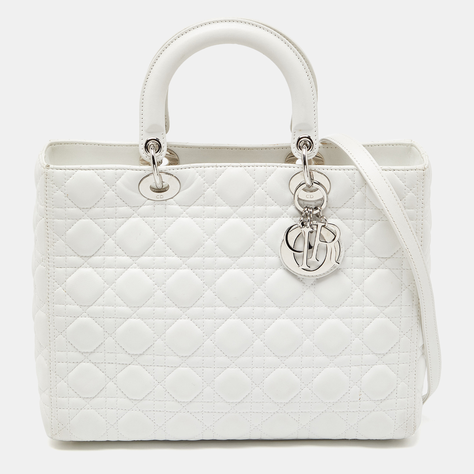 Infuse the signature aesthetics of Dior into your outfit by accessorizing it with this Lady Dior tote. It is crafted using leather and finished with signature elements.
